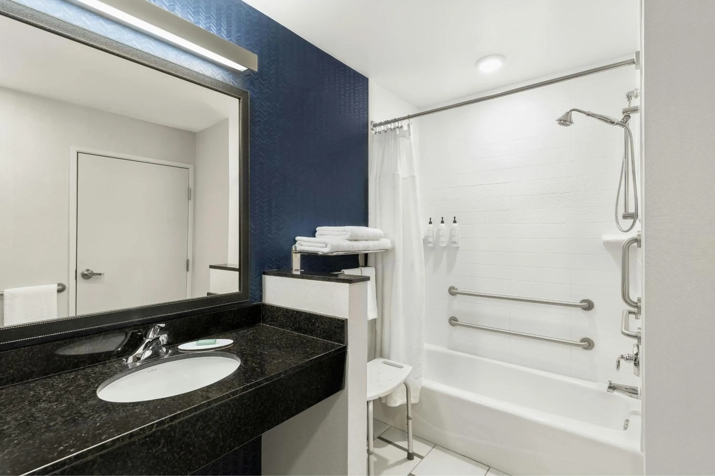 Bathroom in Fairfield Inn & Suites by Marriott St. Paul Northeast
