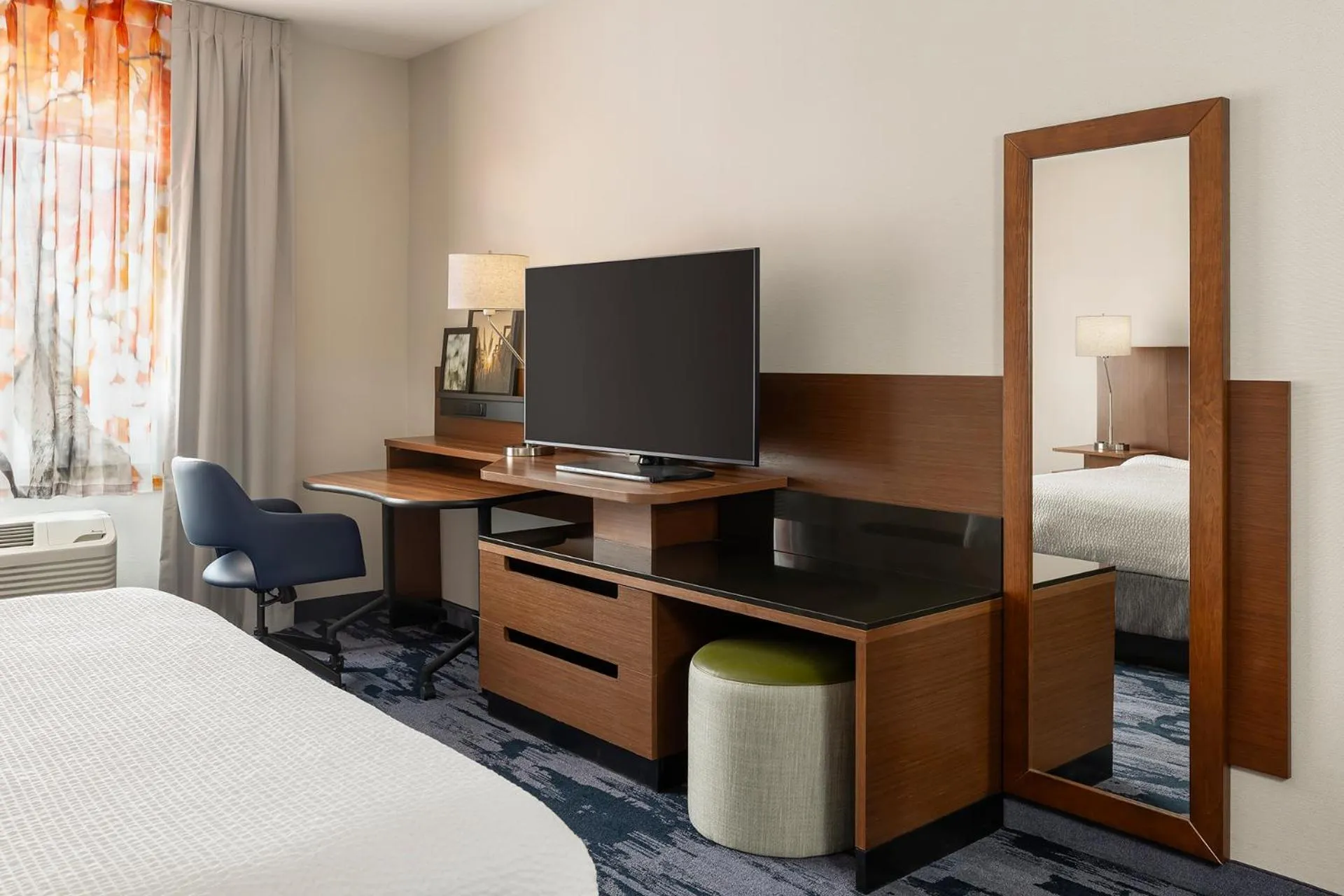 Bed in Fairfield Inn & Suites by Marriott St. Paul Northeast
