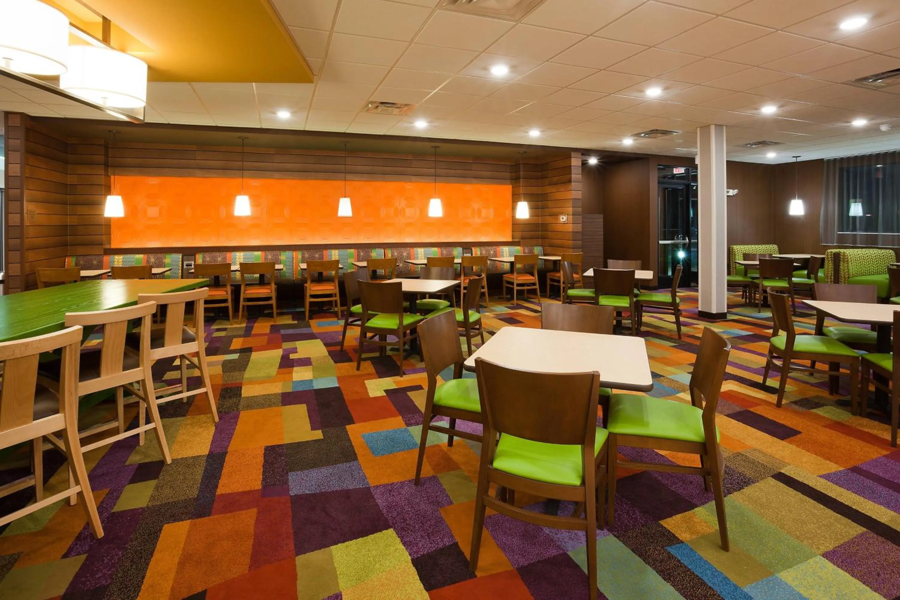 Breakfast in Fairfield Inn & Suites by Marriott St. Paul Northeast