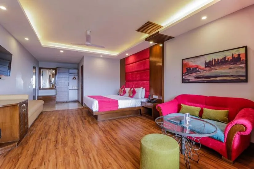 Communal lounge/ TV room in Green N Breeze Resorts Mussoorie