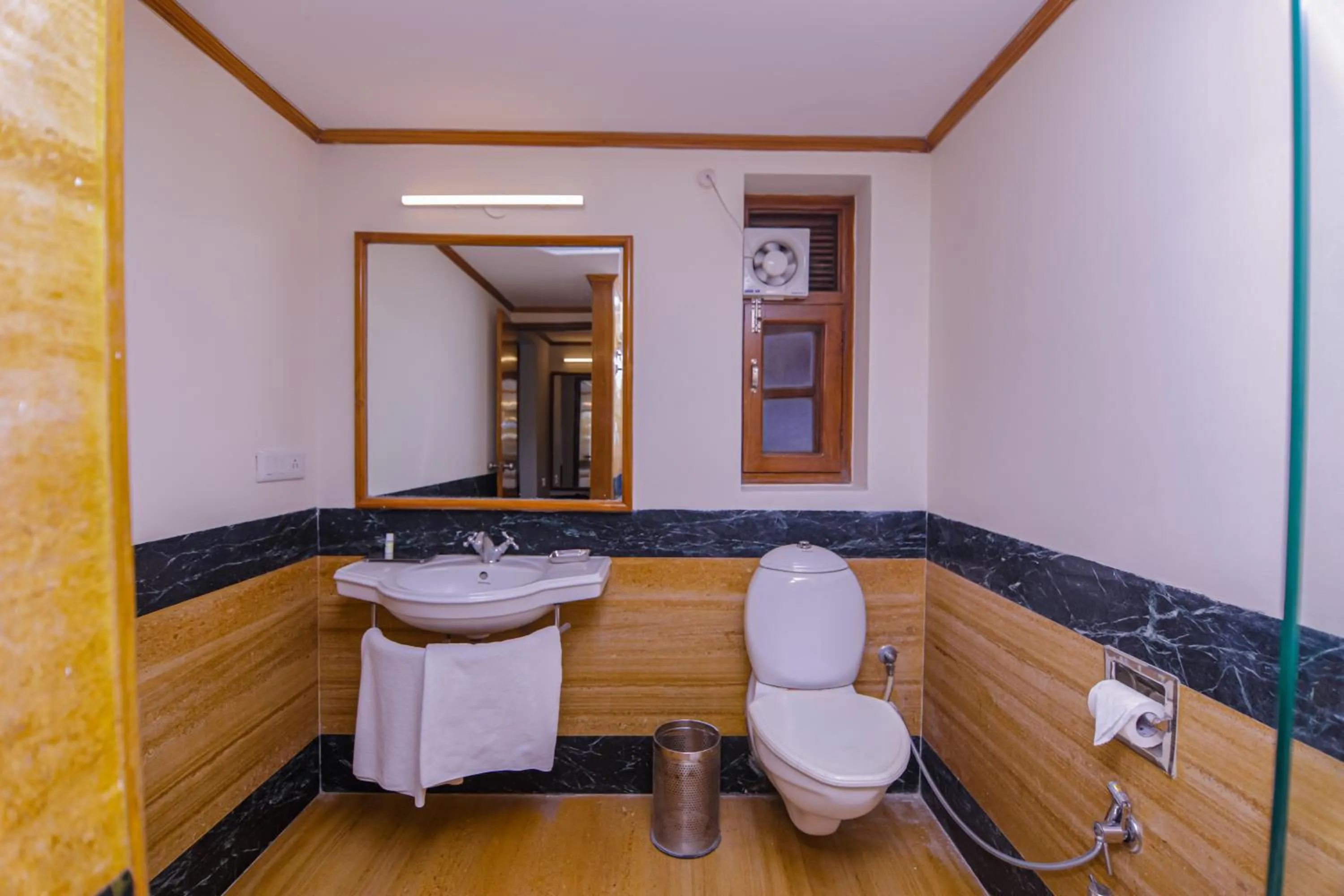 Toilet in Green N Breeze Resorts Mussoorie