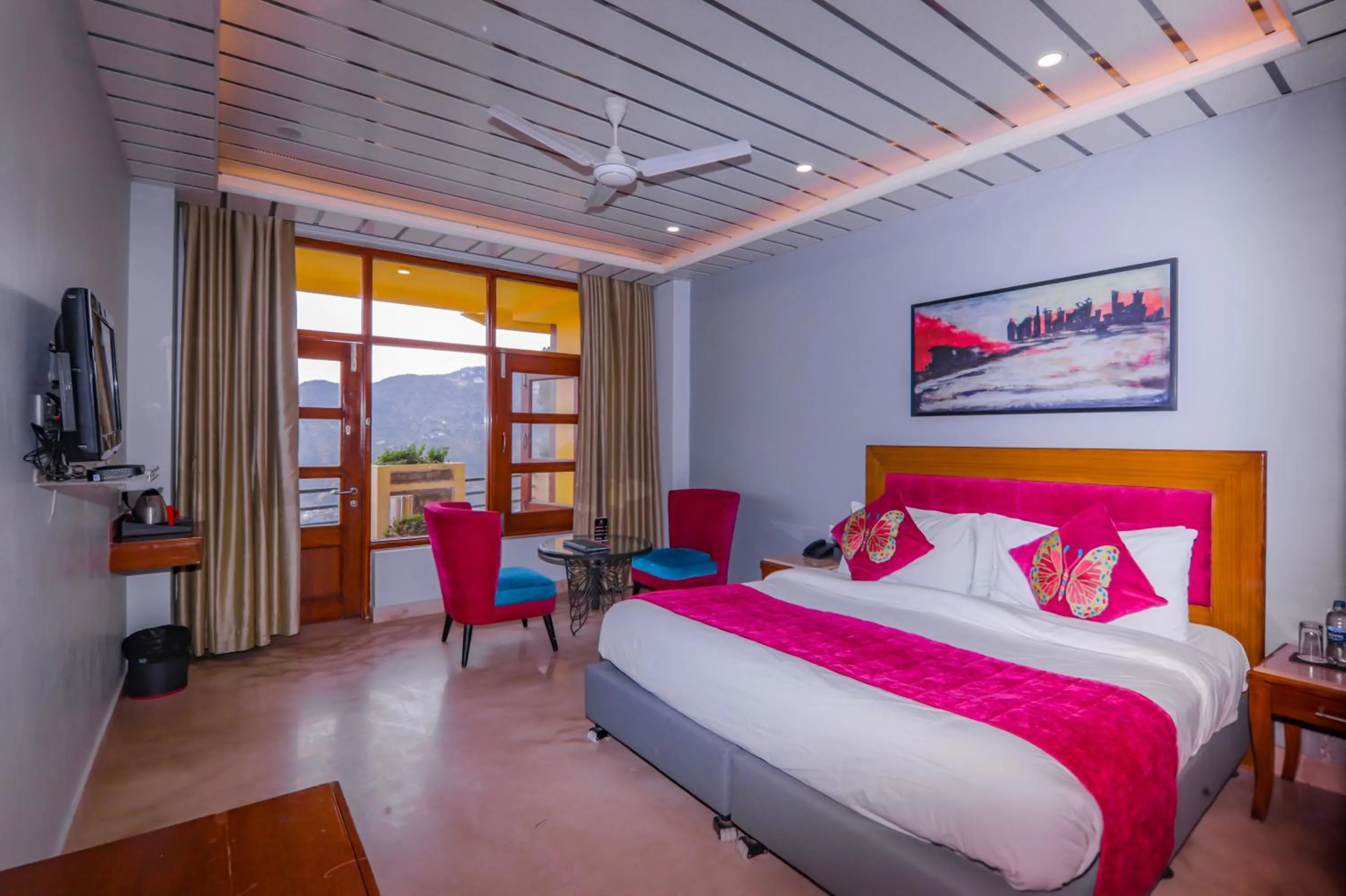 Photo of the whole room in Green N Breeze Resorts Mussoorie