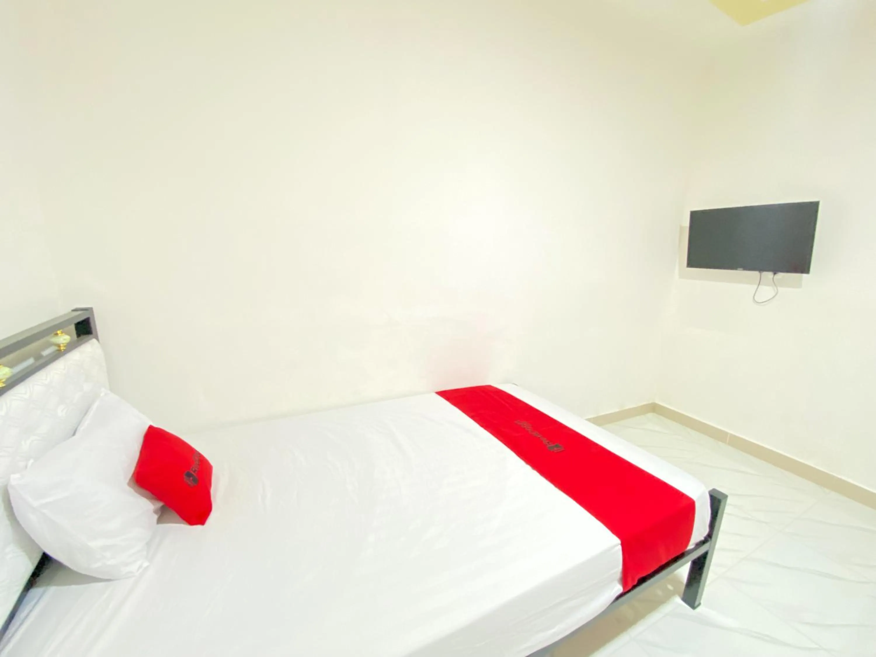 Bedroom, Bed in RedDoorz @ Porodisa Homestay Palu