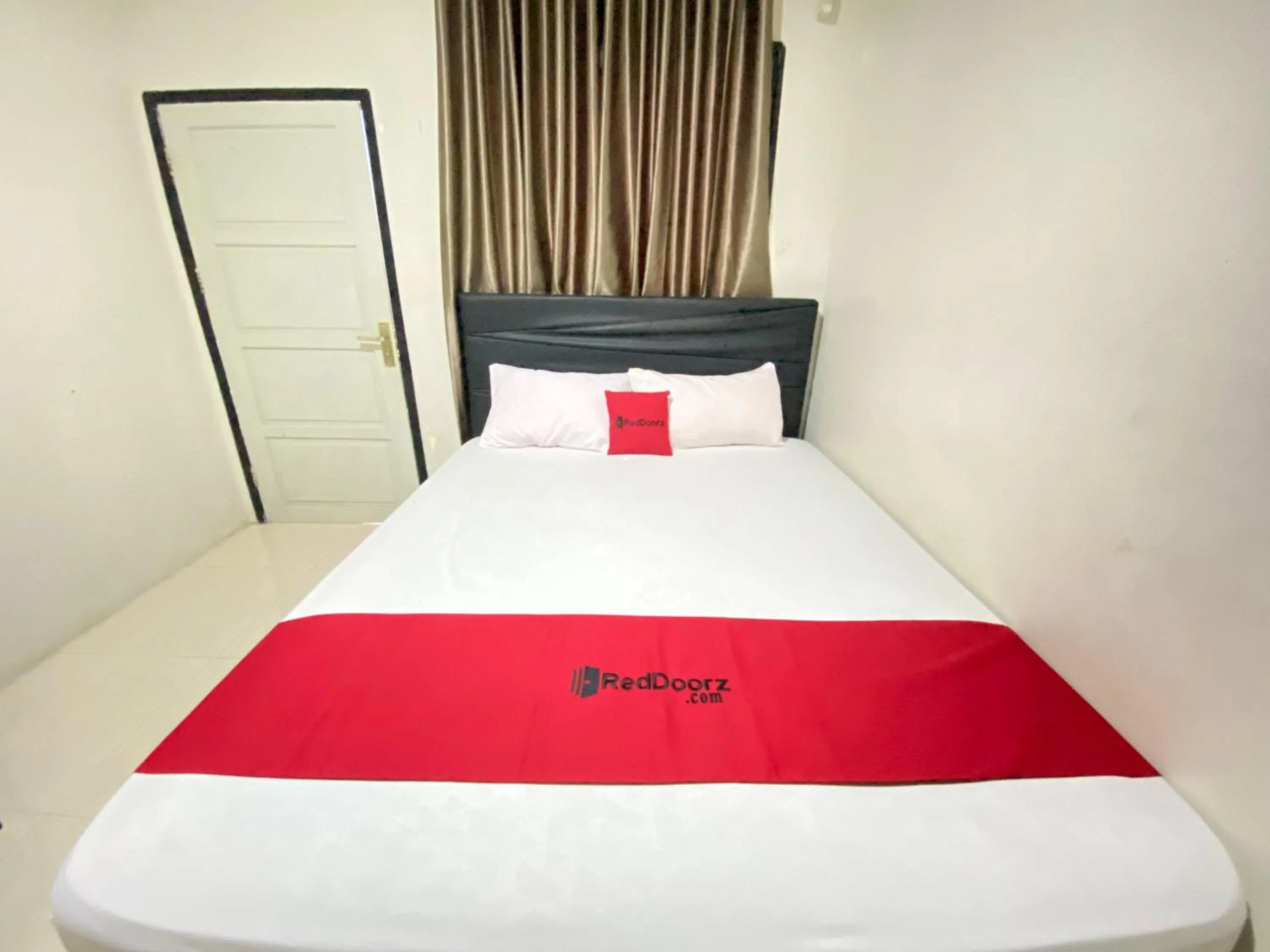 Bedroom, Bed in RedDoorz @ Porodisa Homestay Palu