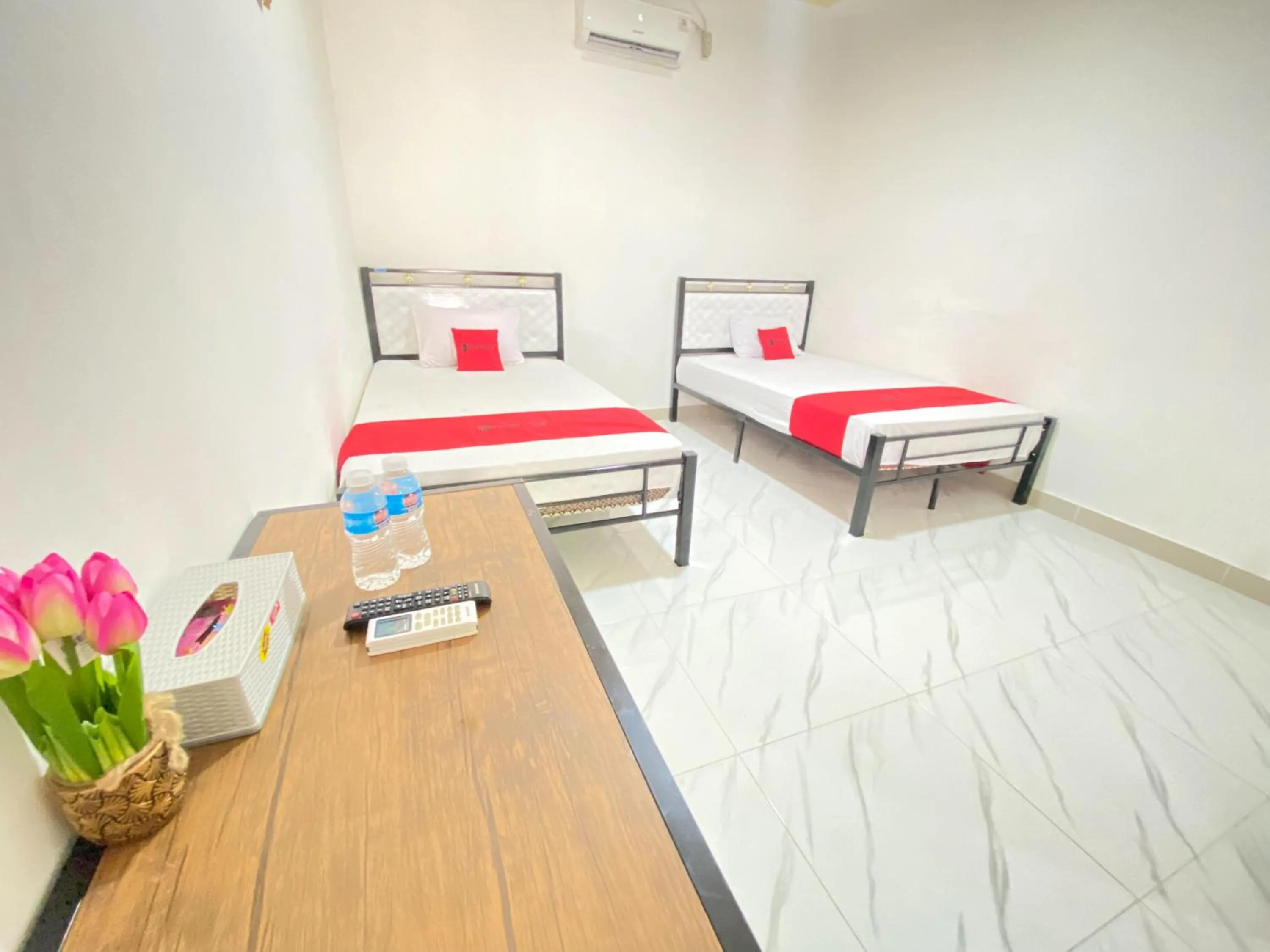 Bedroom, Bed in RedDoorz @ Porodisa Homestay Palu