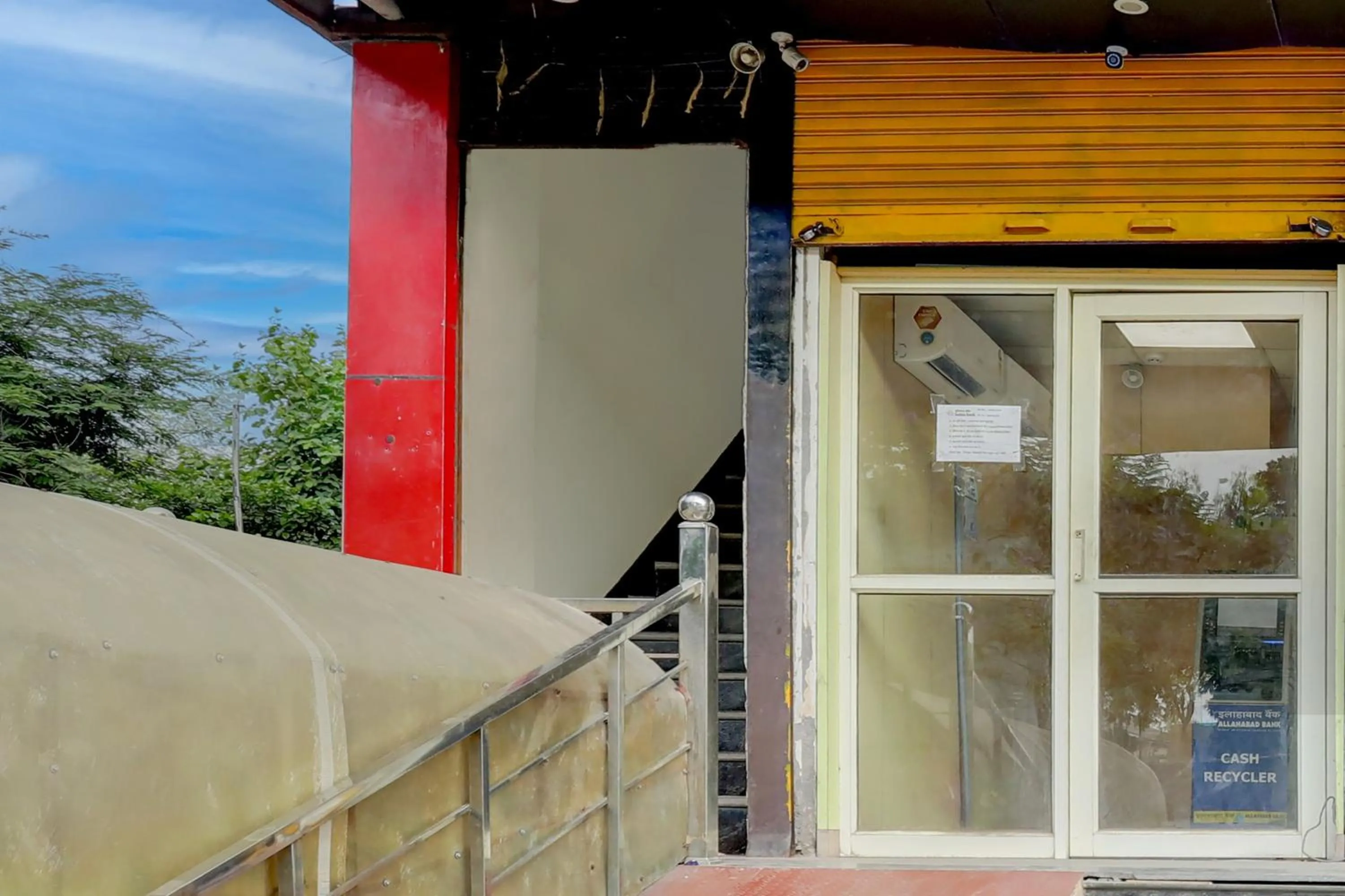Facade/entrance in Hotel O Elibrista