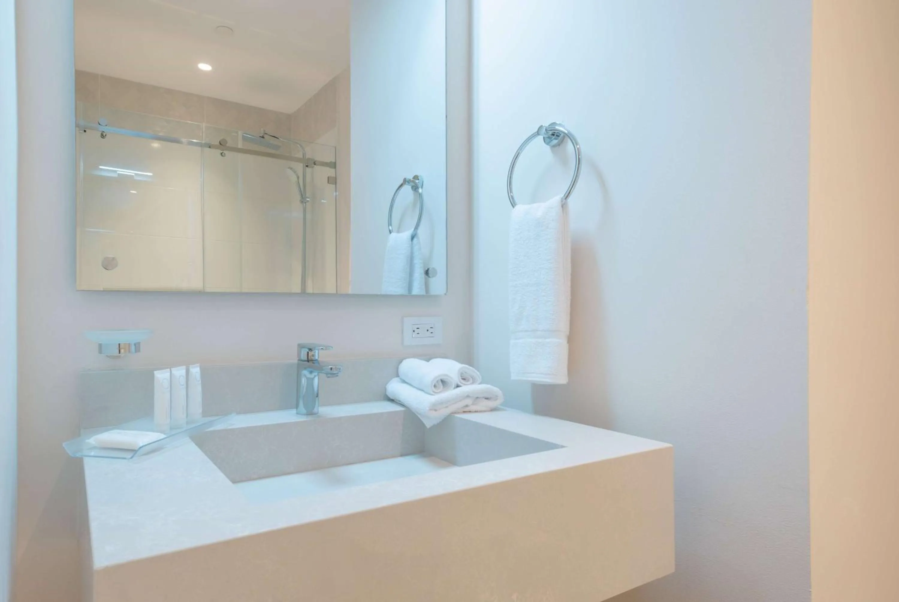 TV and multimedia in Wyndham Garden El Morro Montecristi