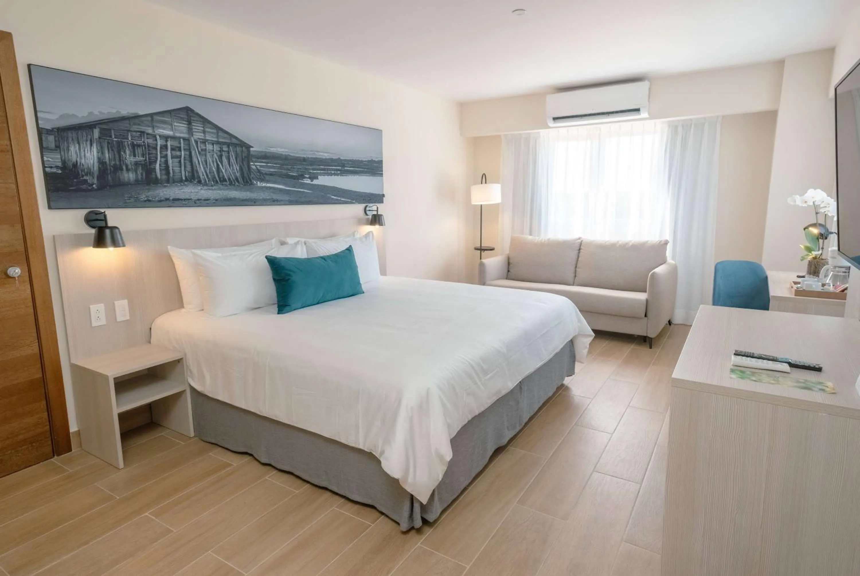 Photo of the whole room, Bed in Wyndham Garden El Morro Montecristi