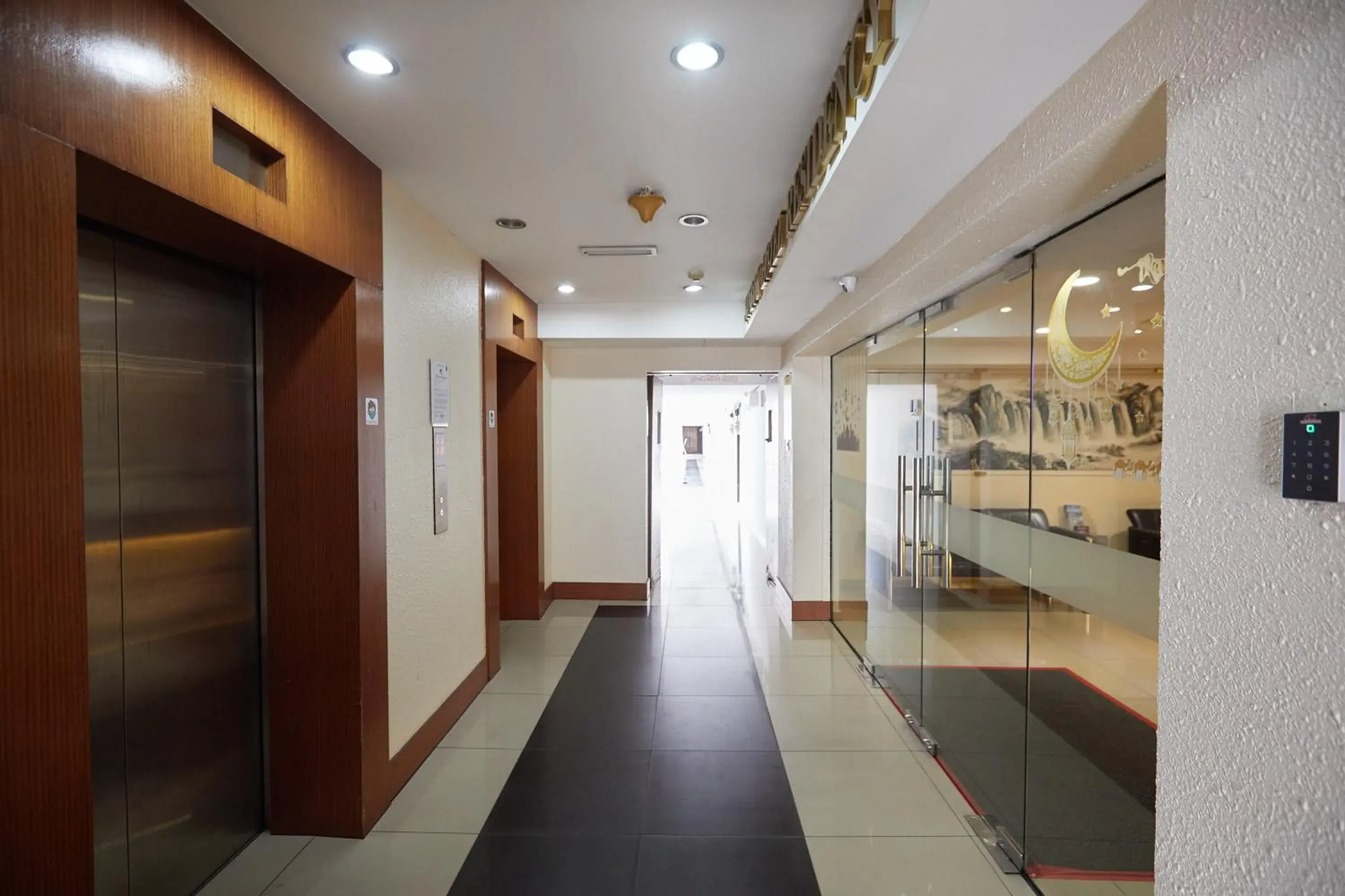 elevator in SunGold Inn elevator in SunGold Inn