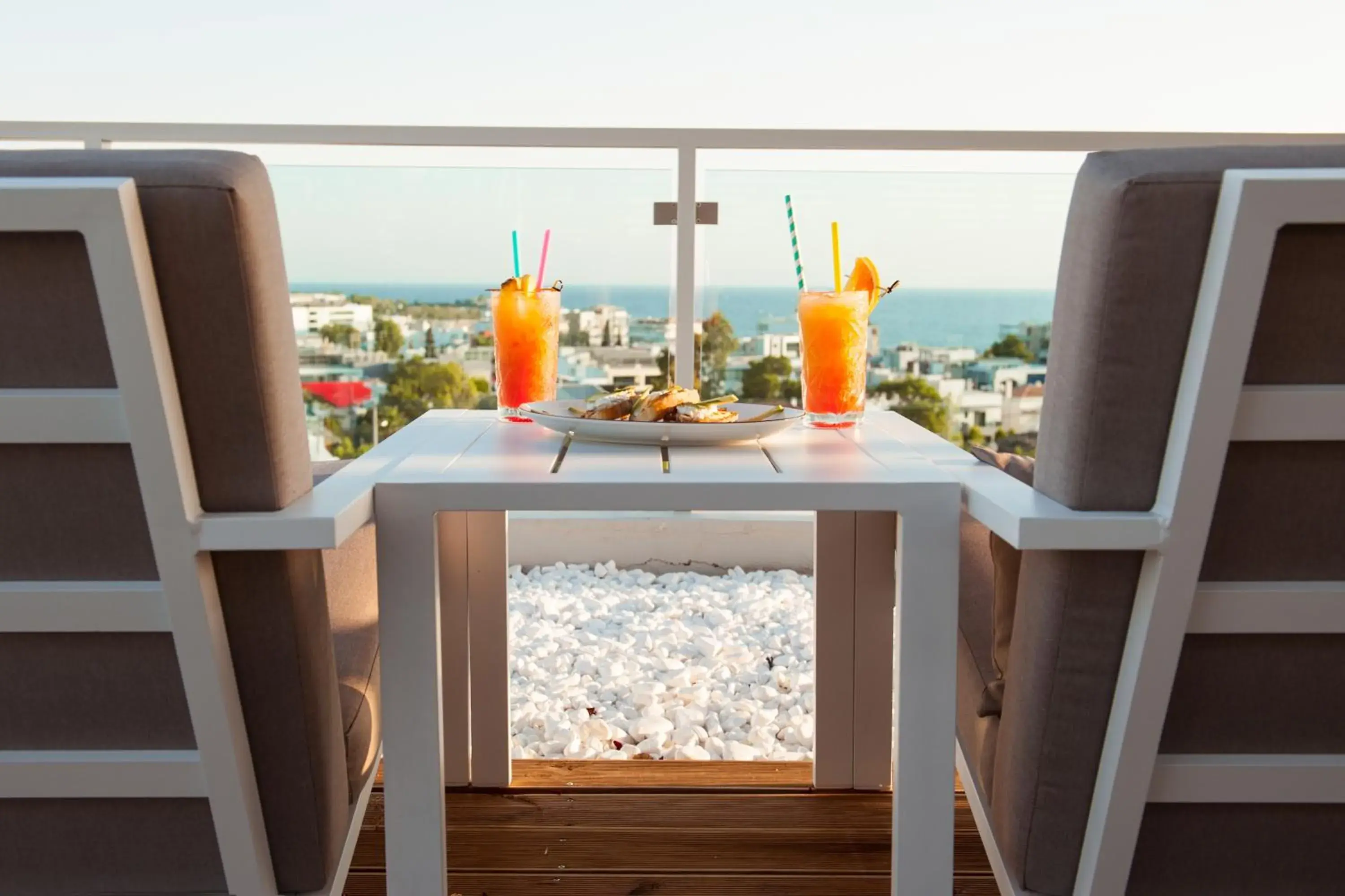 Lounge or bar in Scale Suites Lounge or bar in Scale Suites