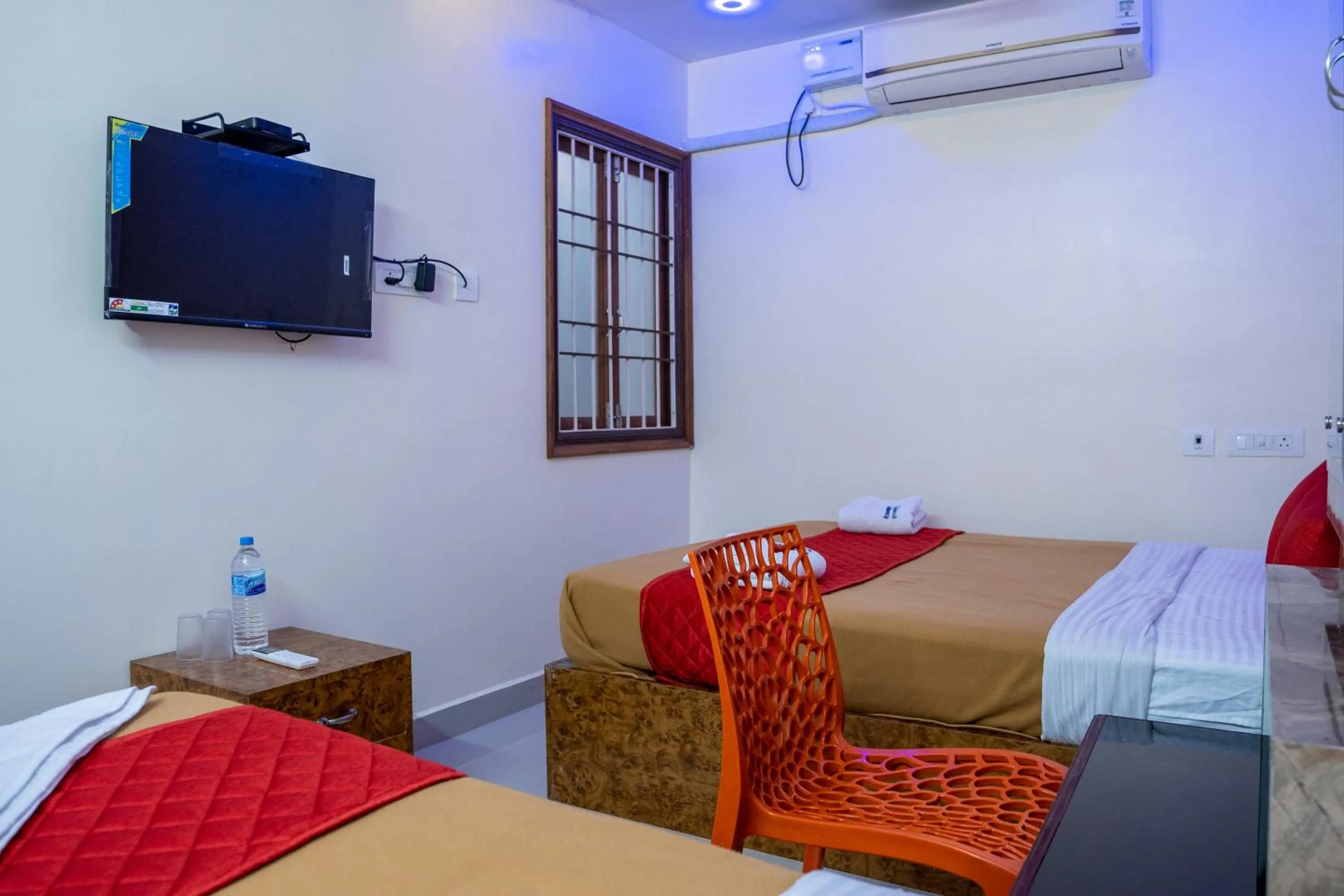 TV and multimedia, Bed in Le Suresh Guest House