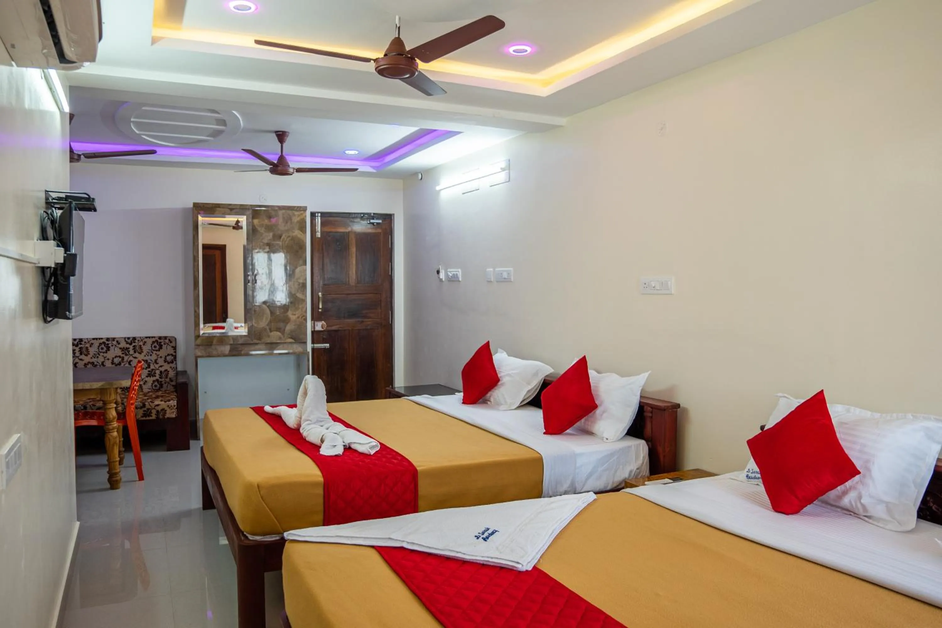 Bedroom, Bed in Le Suresh Guest House