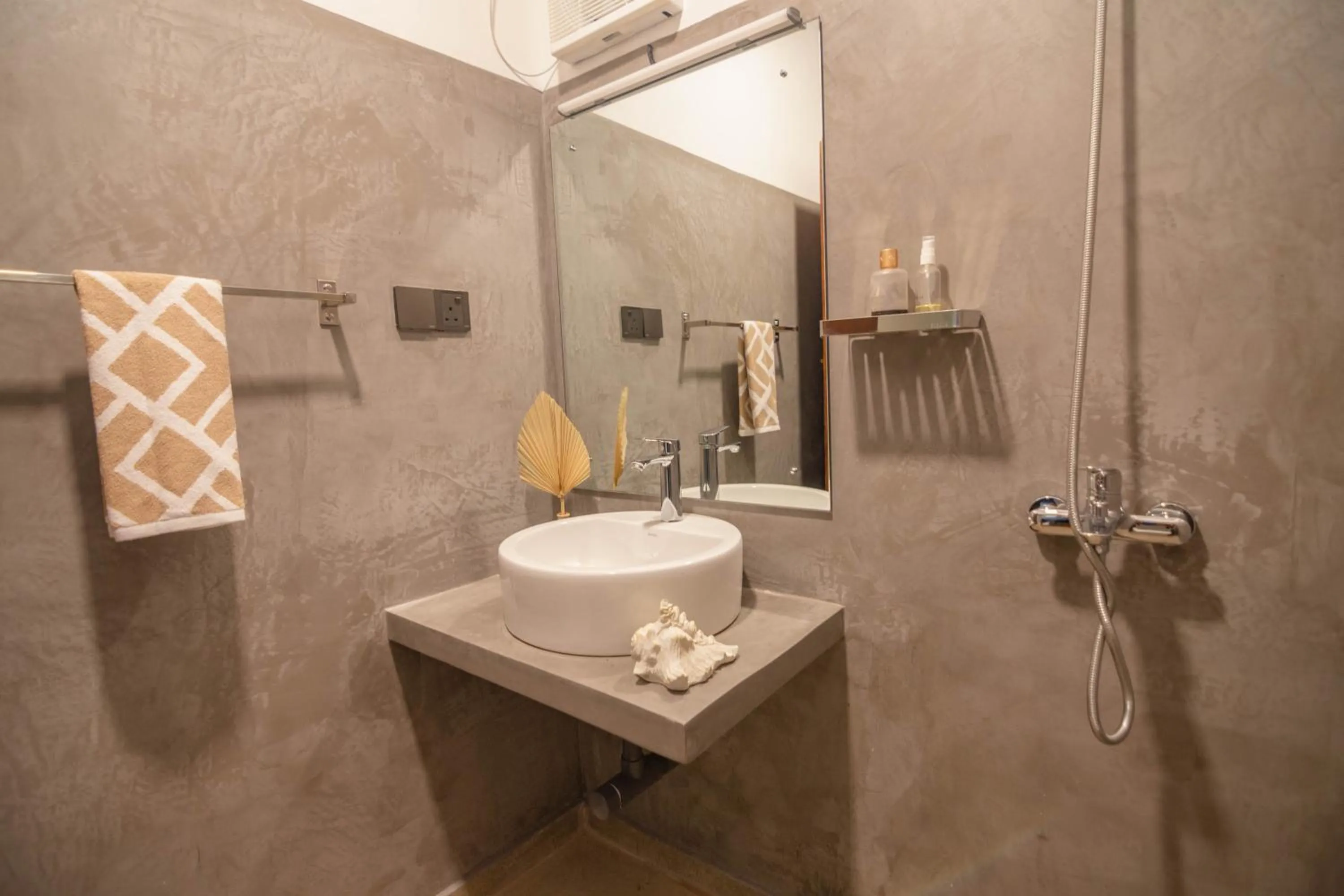 Shower in Sattva Ahangama