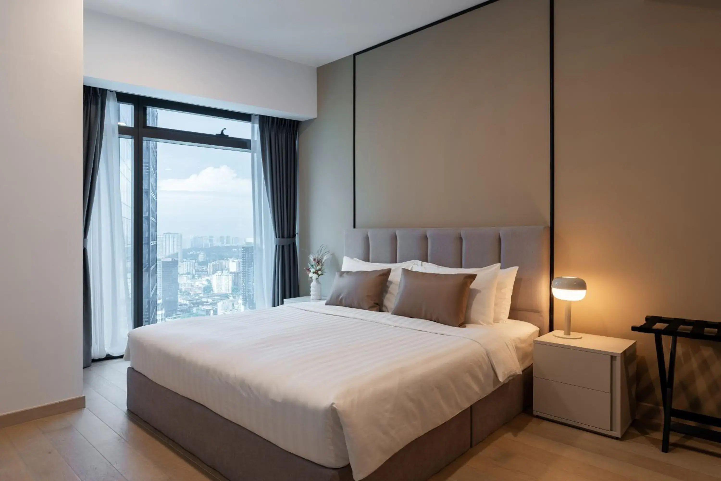 One-Bedroom Suite in Eaton Residences by Sutera at KLCC One-Bedroom Suite in Eaton Residences by Sutera at KLCC