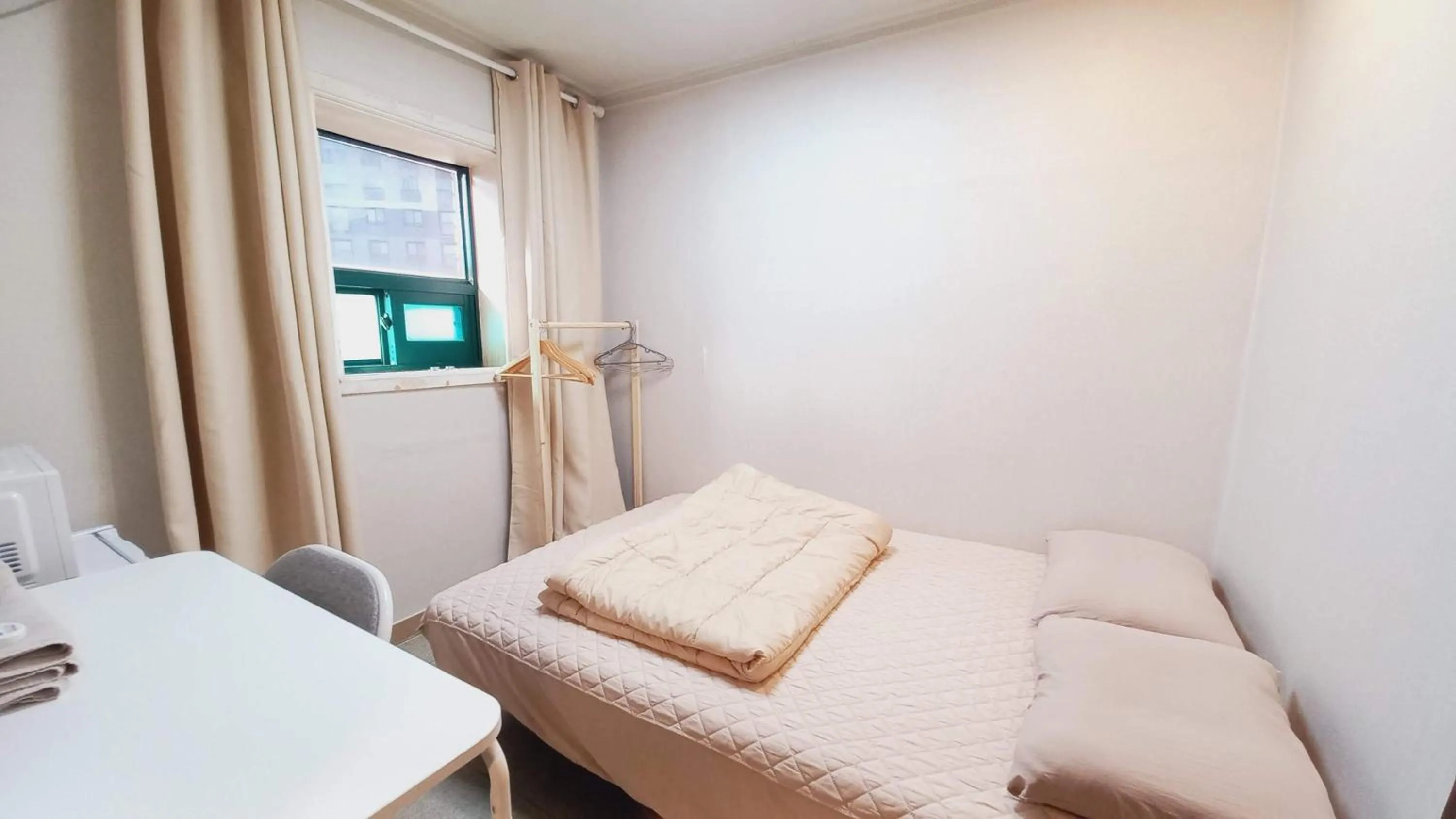 Photo of the whole room, Bed in Sujeongjang Inn