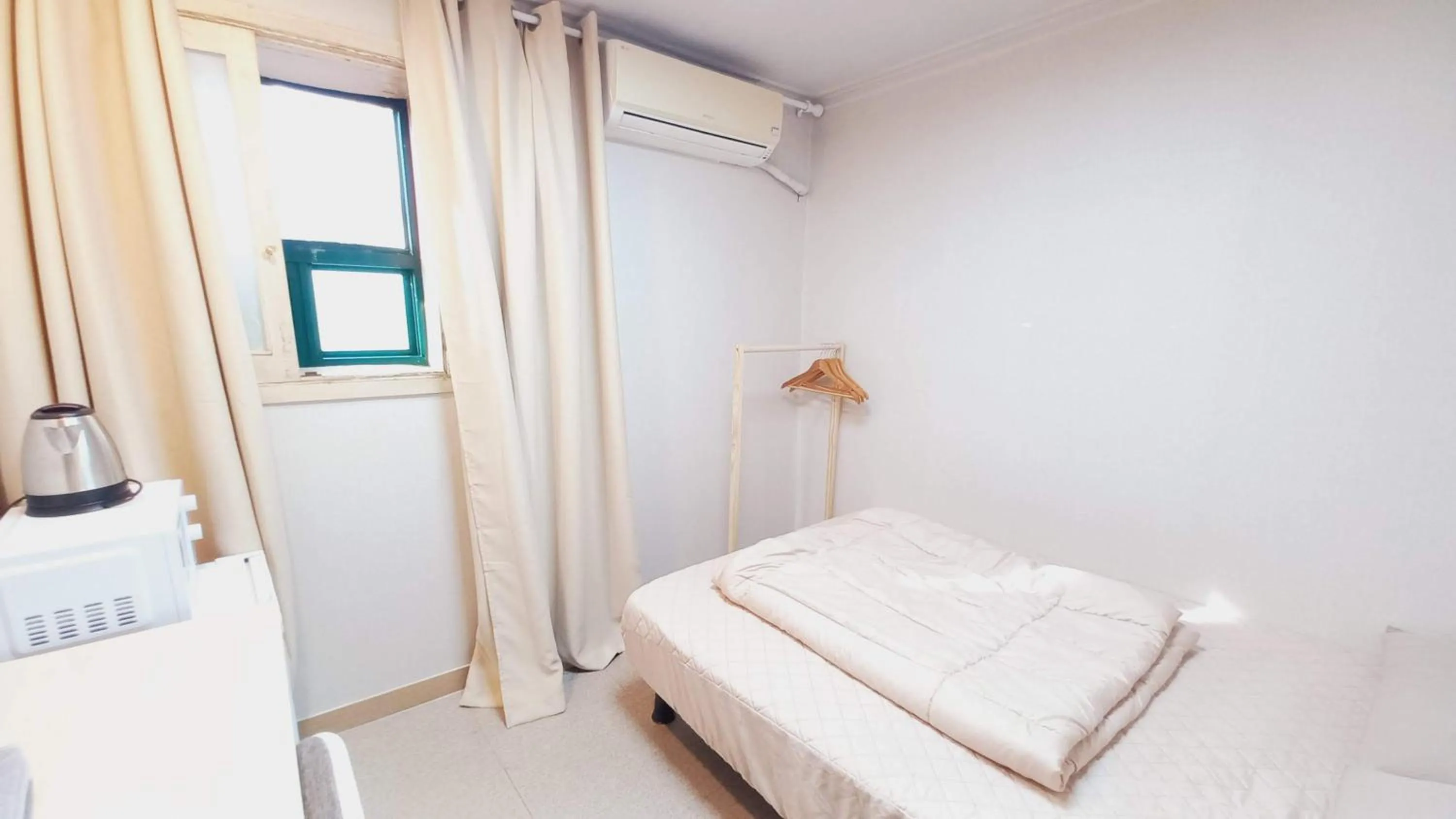 Photo of the whole room, Bed in Sujeongjang Inn