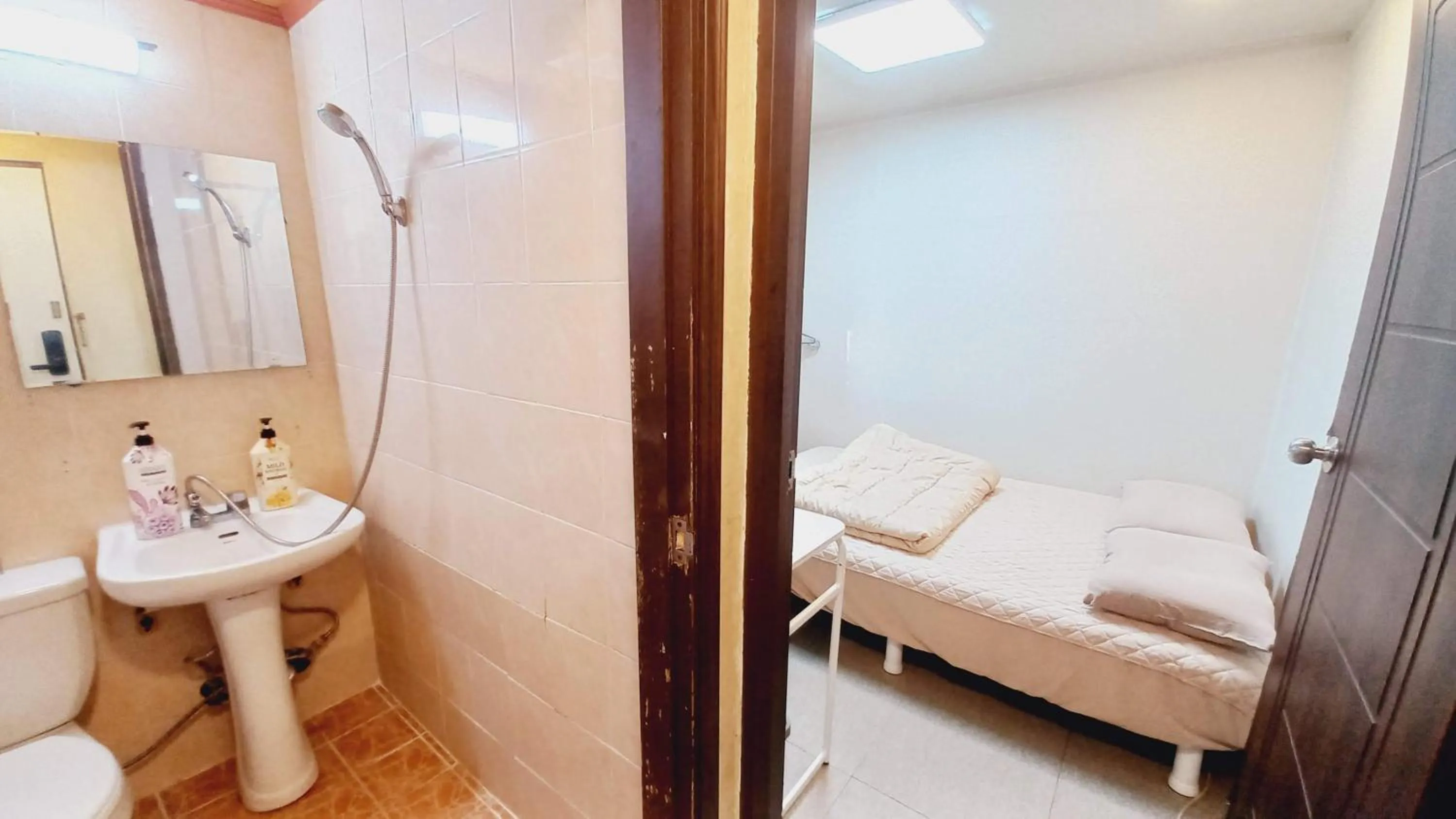 Photo of the whole room in Sujeongjang Inn