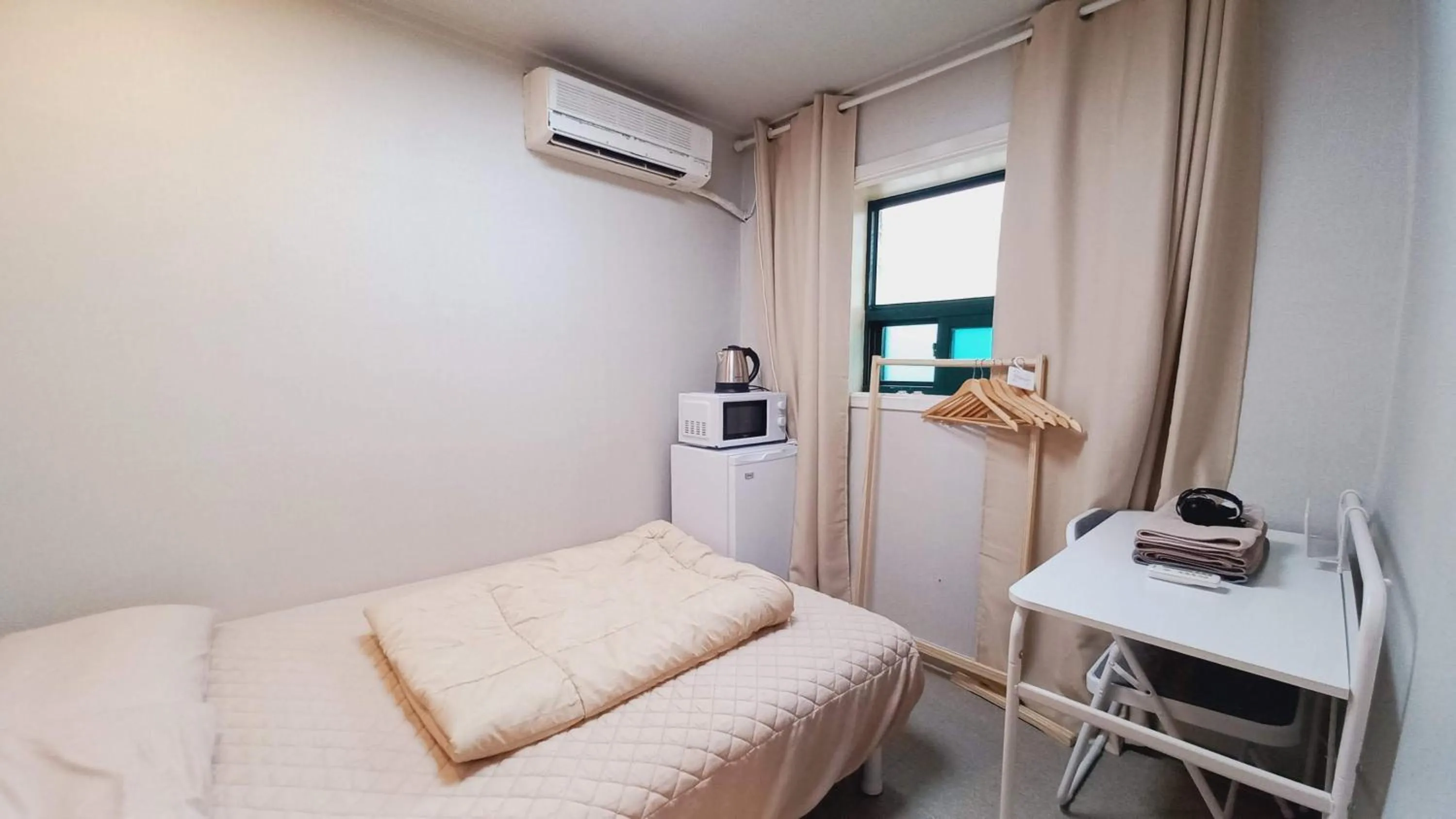 Photo of the whole room, Bed in Sujeongjang Inn