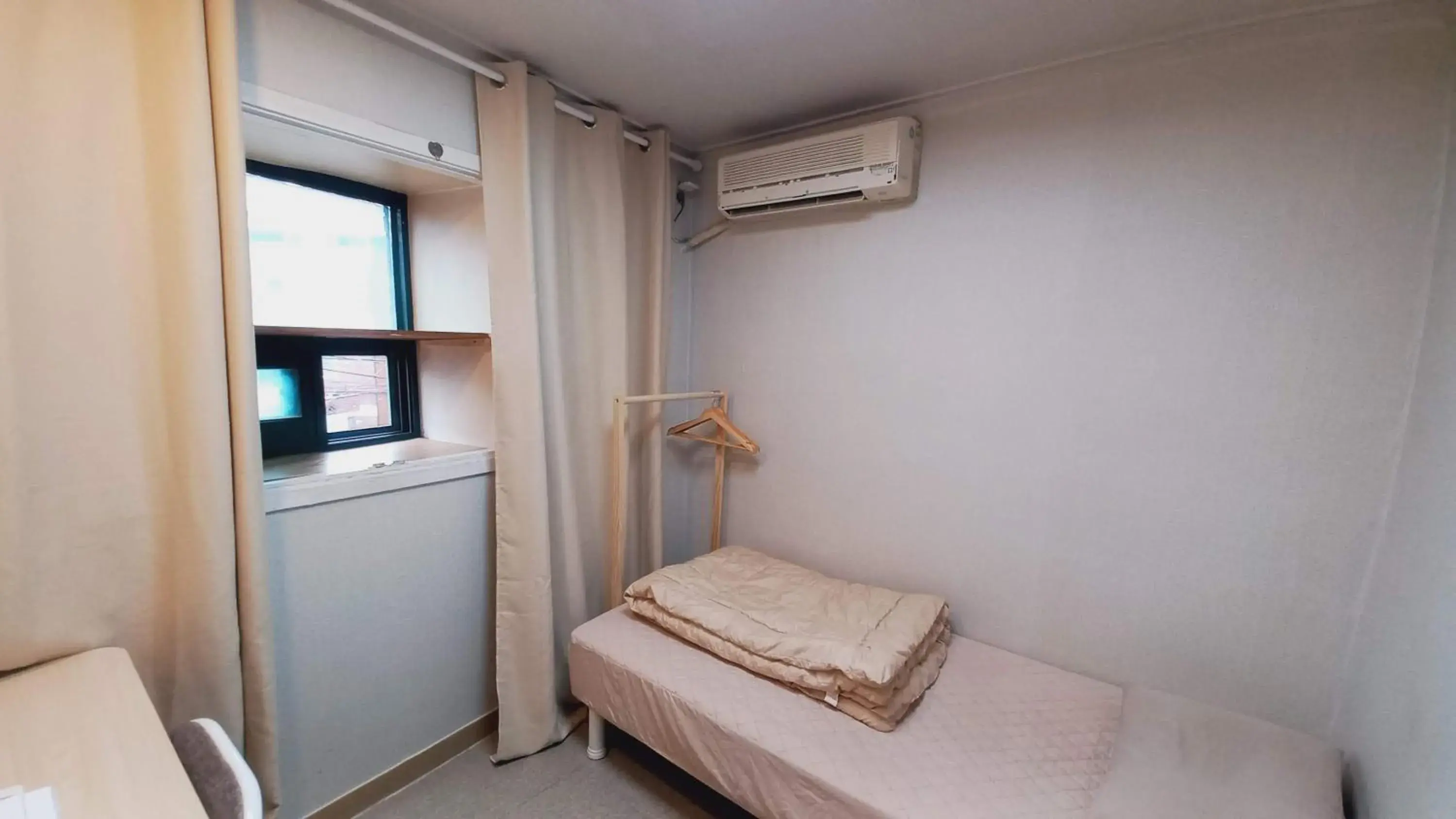 Single Room with Private Bathroom in Sujeongjang Inn Single Room with Private Bathroom in Sujeongjang Inn