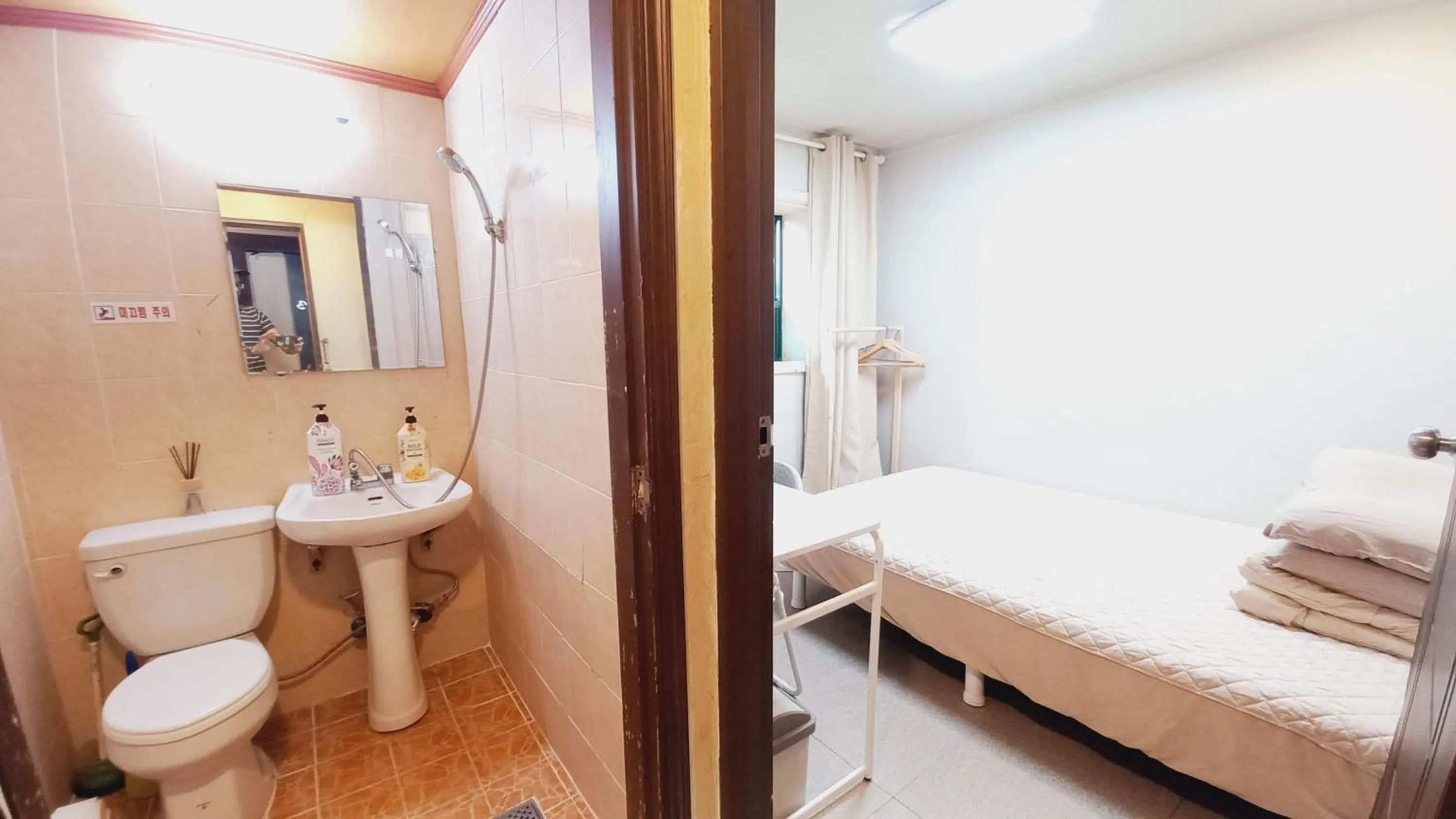 Bathroom, Bed in Sujeongjang Inn