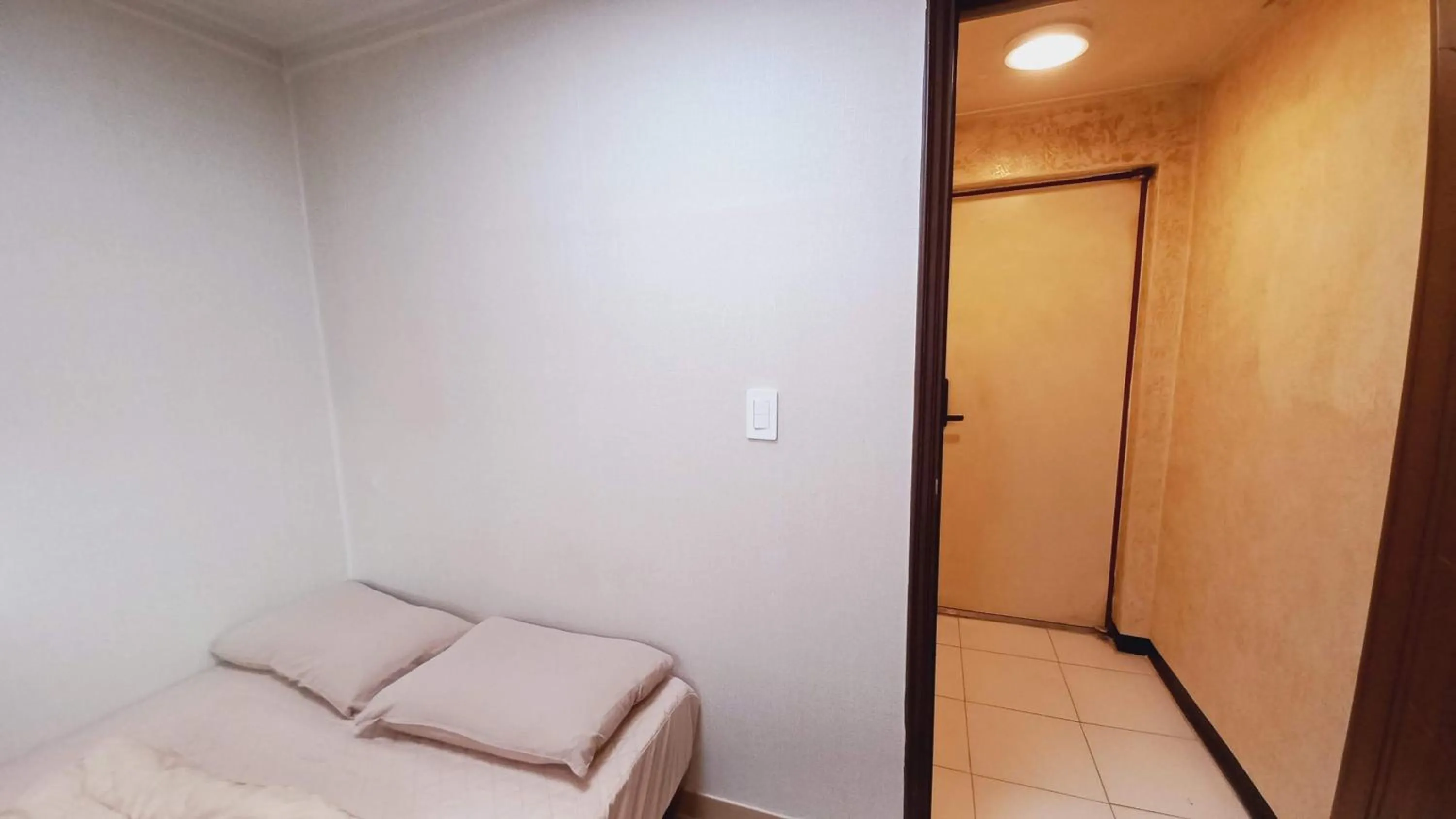 Photo of the whole room, Bed in Sujeongjang Inn