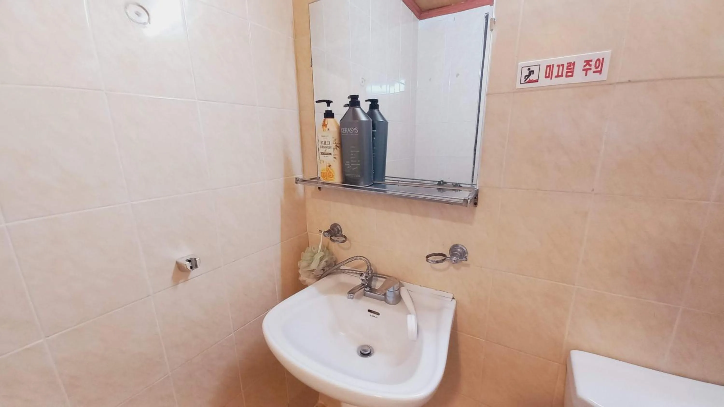 Bathroom in Sujeongjang Inn