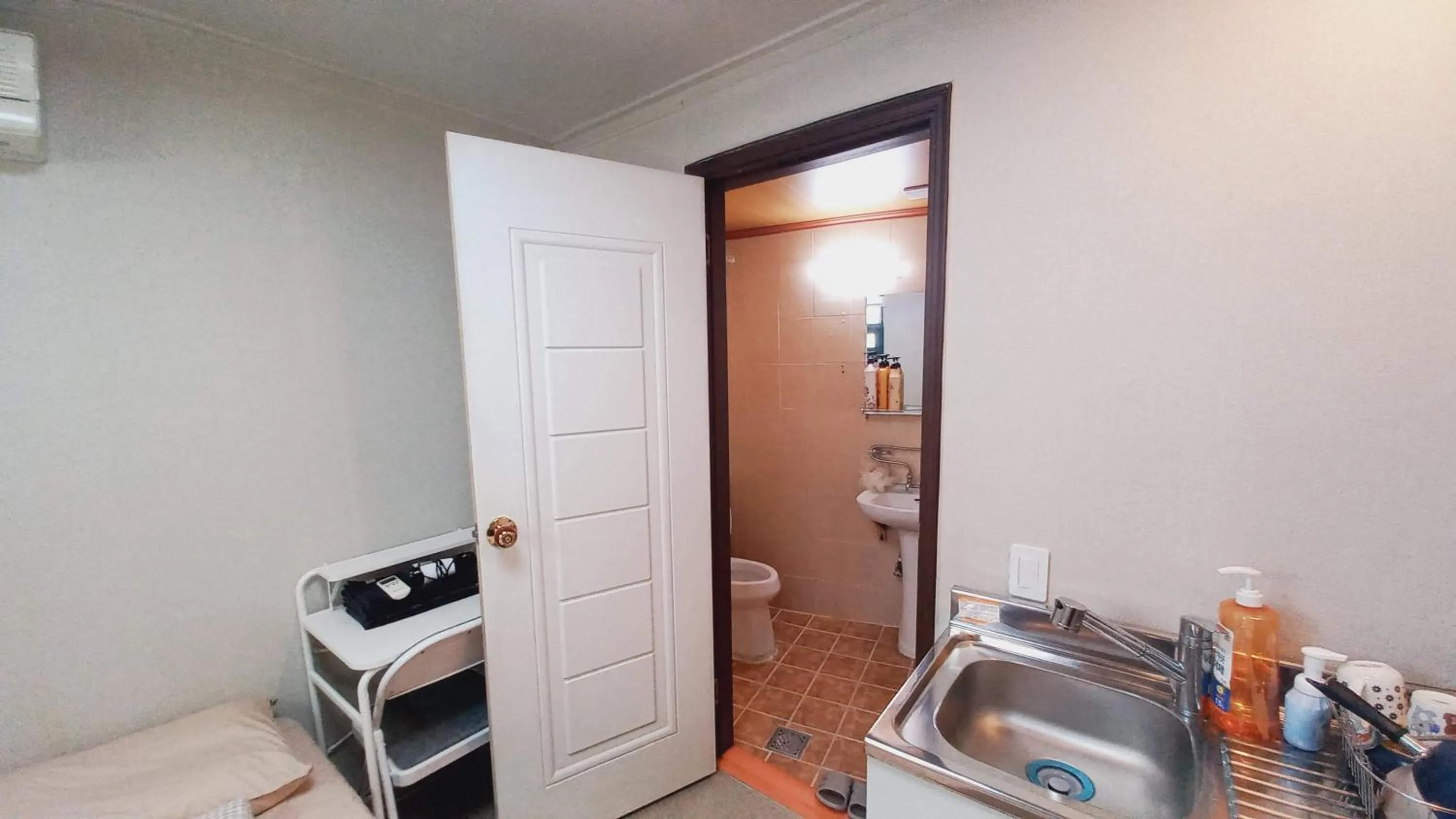 Photo of the whole room in Sujeongjang Inn