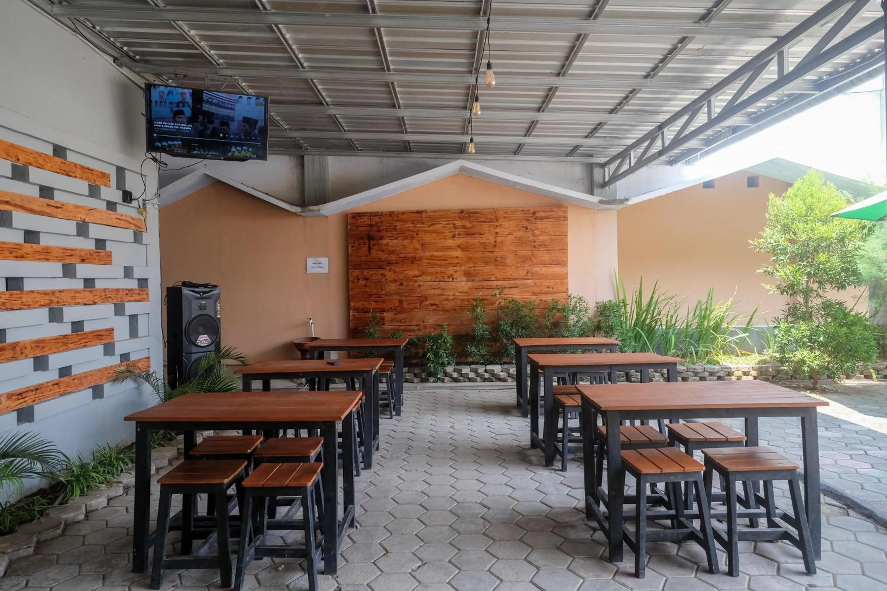 Restaurant/places to eat in Urbanview Hotel LTefa Pemalang