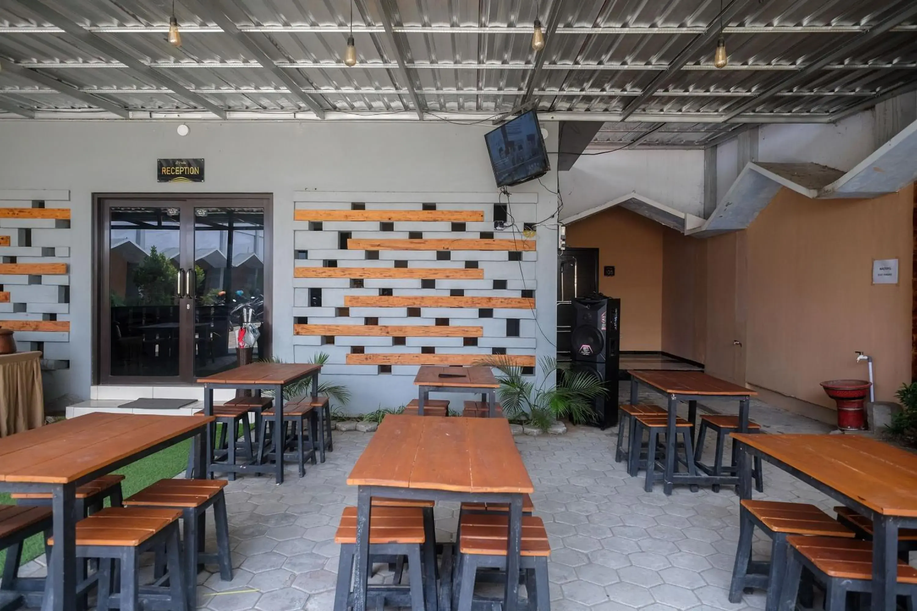 Restaurant/places to eat in Urbanview Hotel L'Tefa Pemalang Restaurant/places to eat in Urbanview Hotel L'Tefa Pemalang