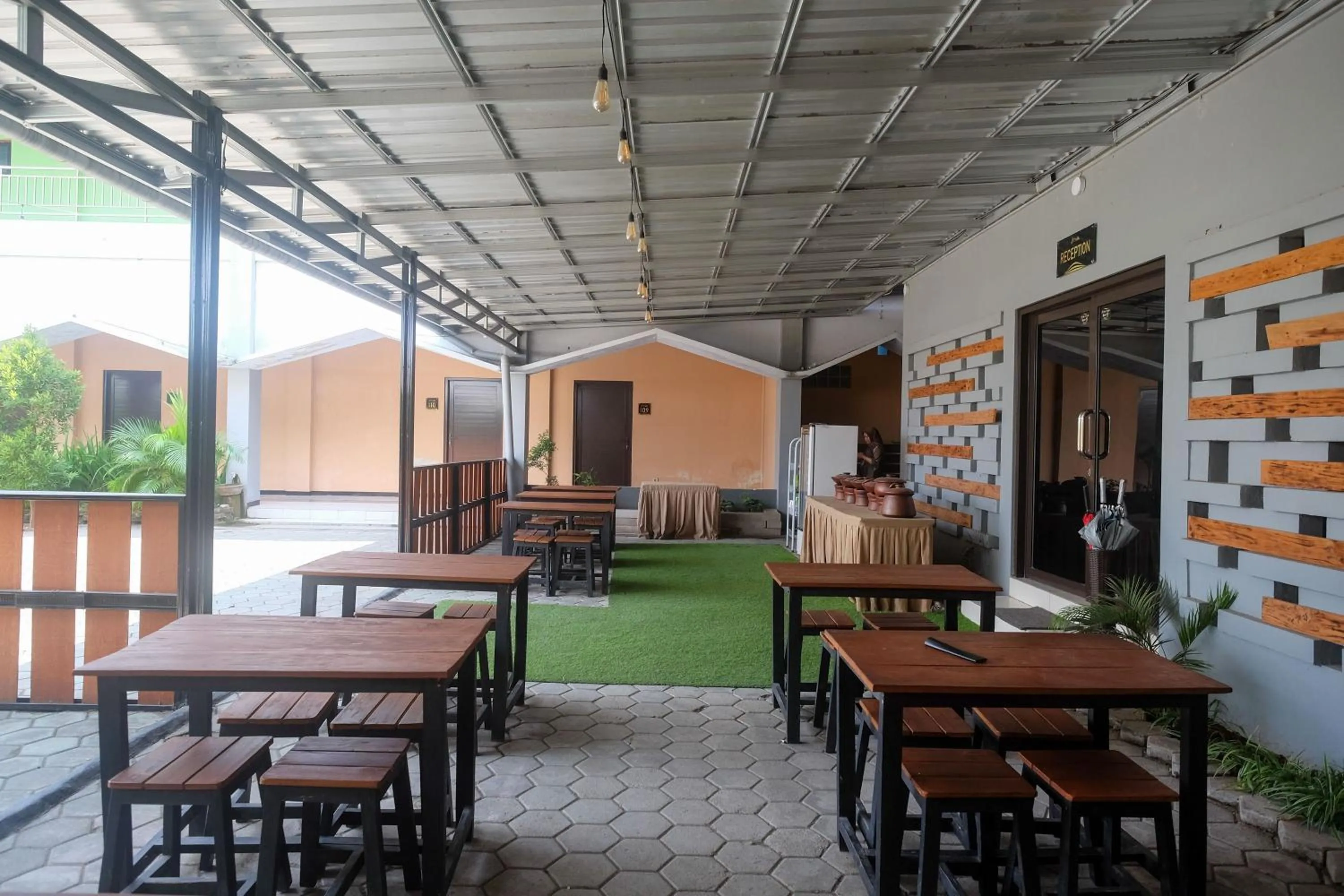 Restaurant/places to eat in Urbanview Hotel LTefa Pemalang