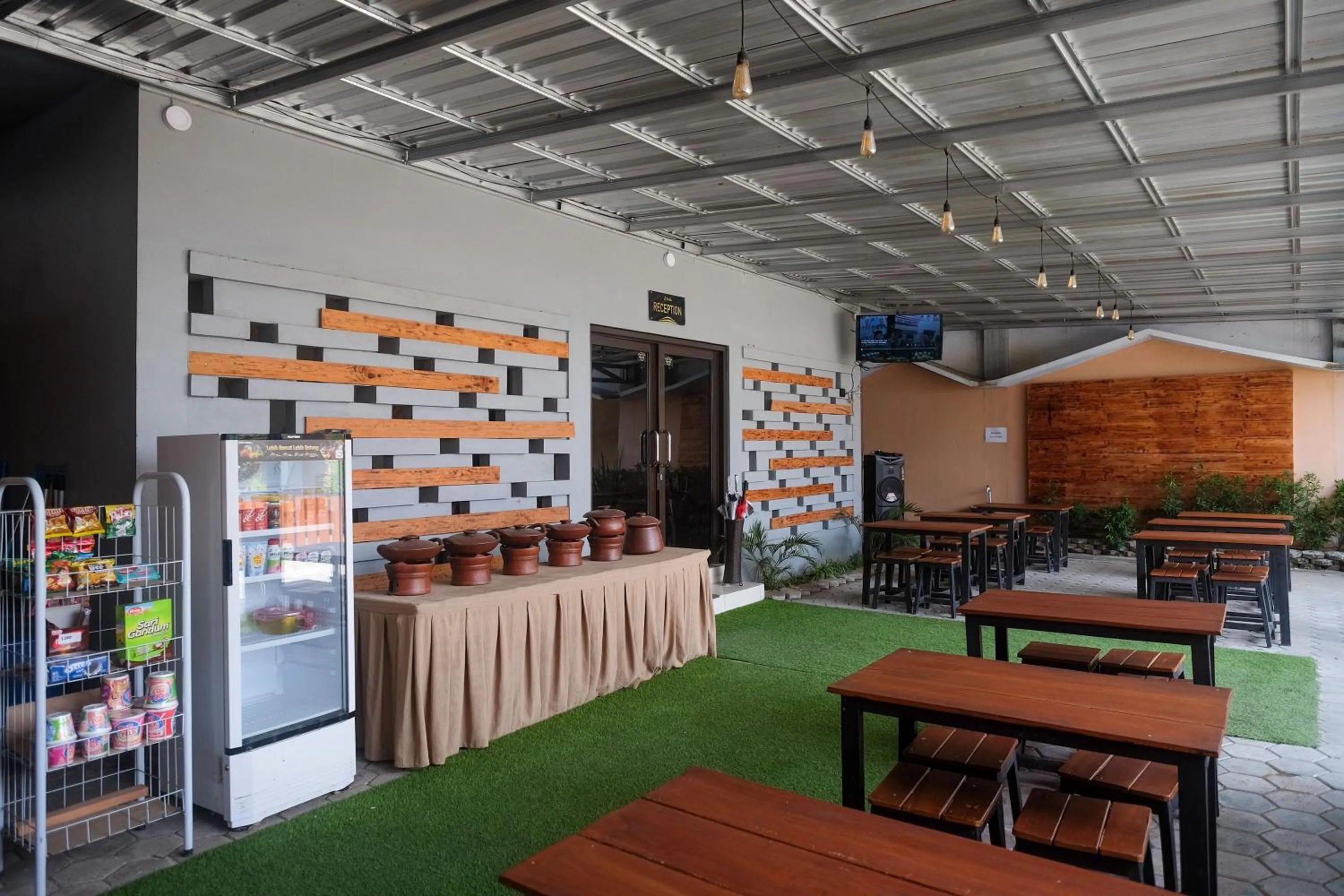 Restaurant/places to eat in Urbanview Hotel LTefa Pemalang