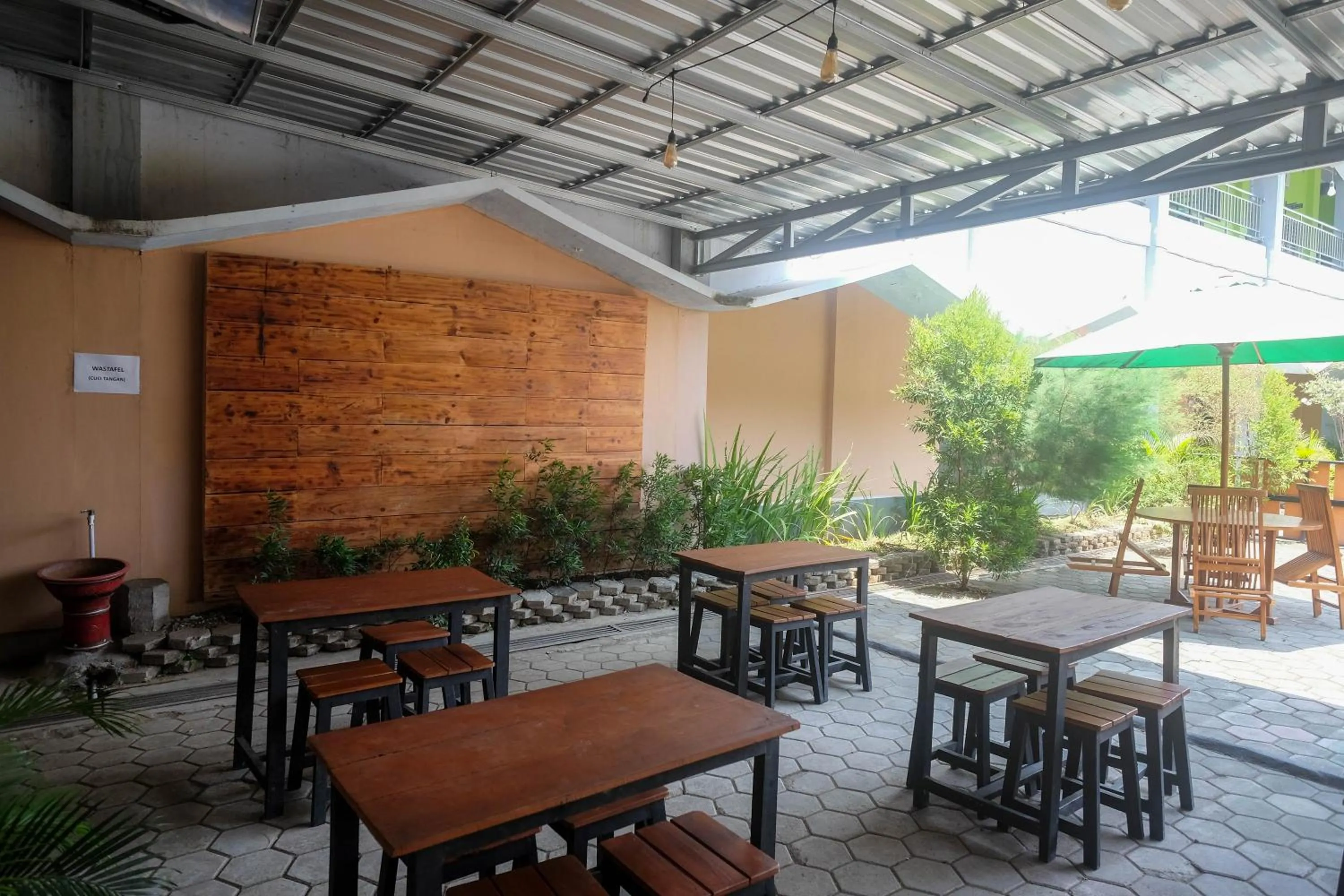 Restaurant/places to eat in Urbanview Hotel LTefa Pemalang