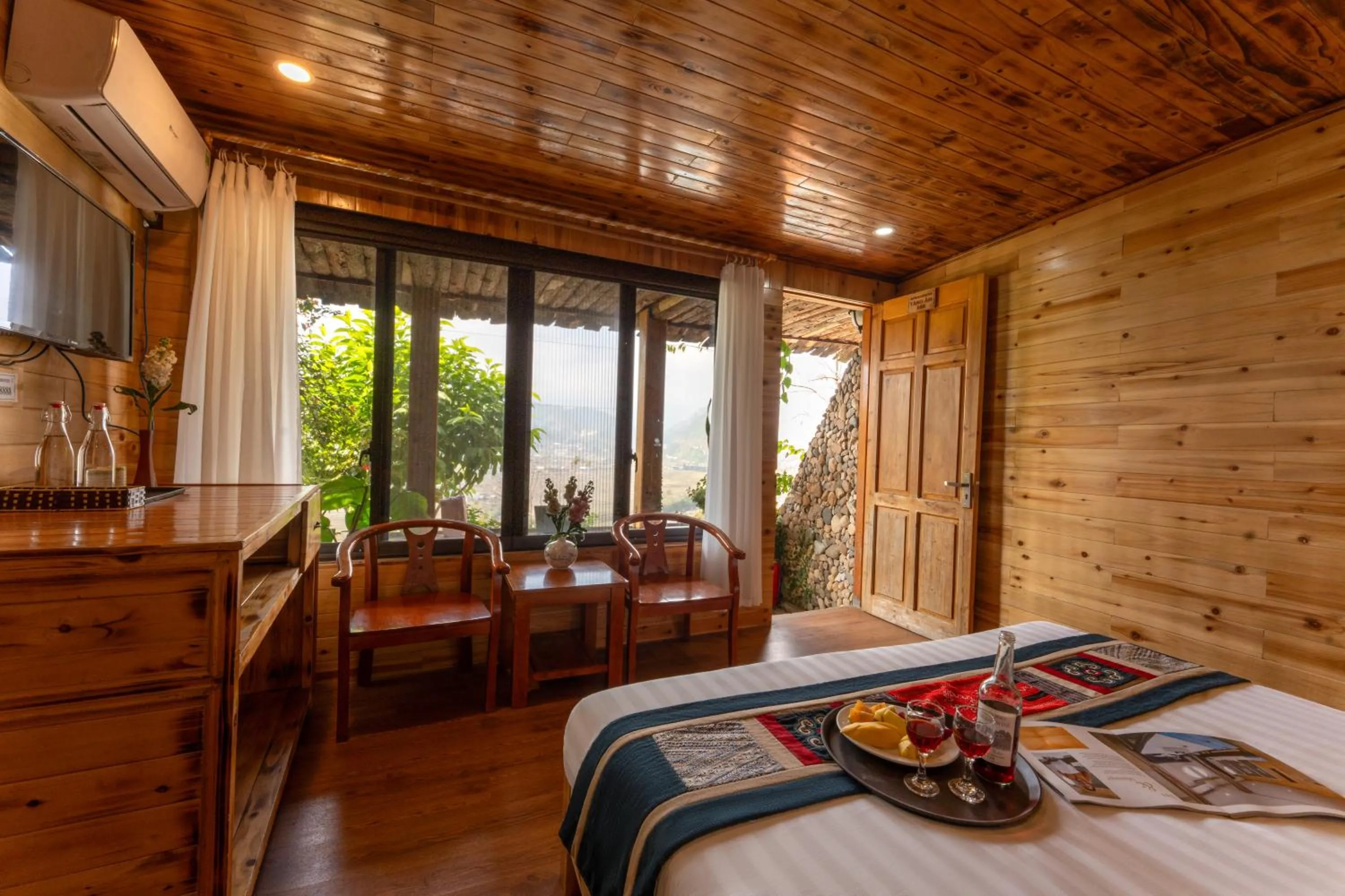 Bedroom, Bed in Muong Hoa River View Hotel