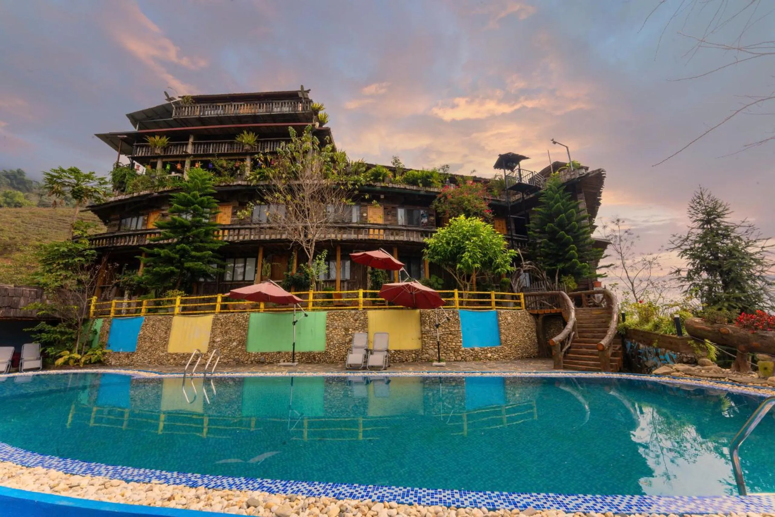 Swimming pool in Muong Hoa River View Hotel