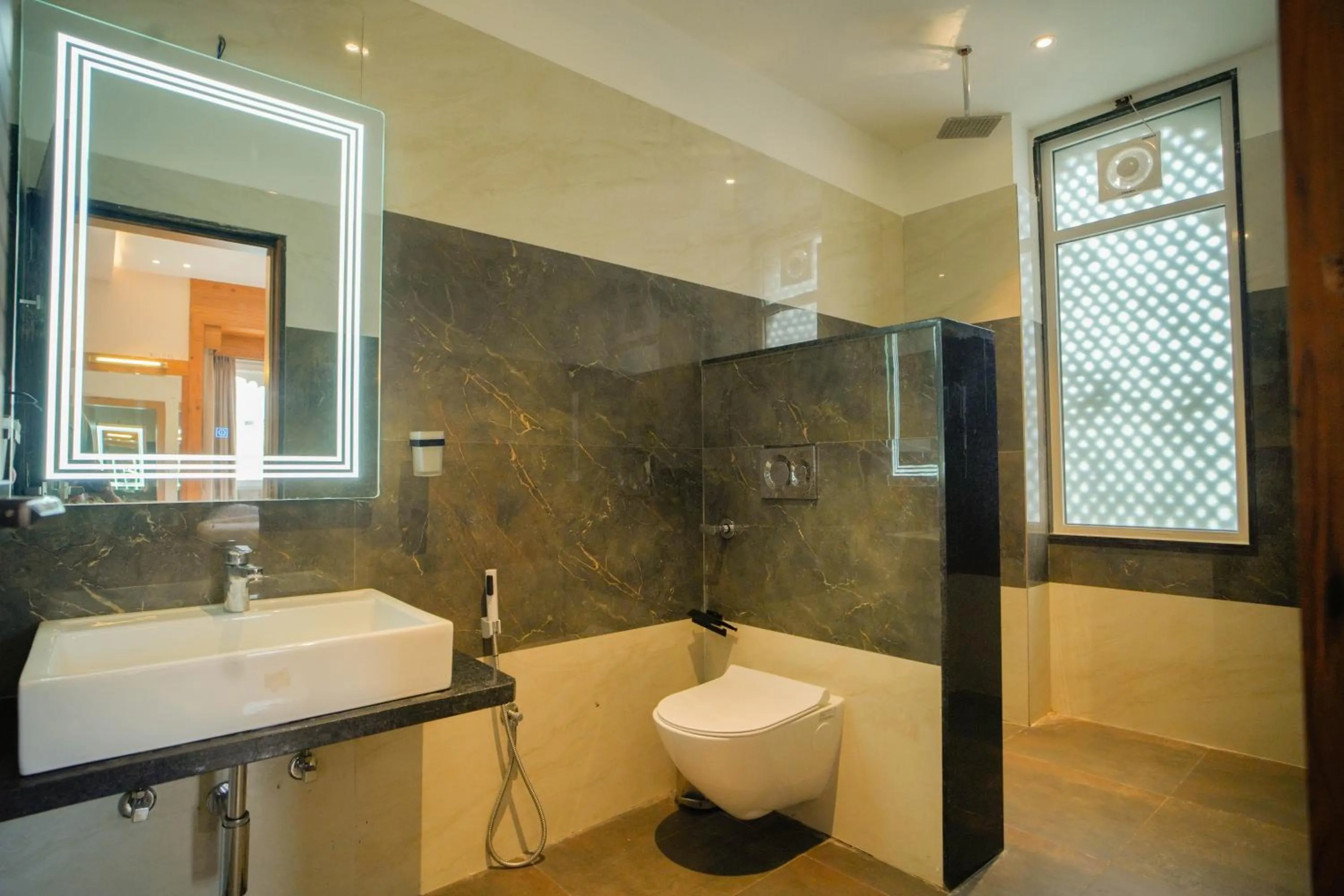 Shower in The Ekling Garh Hotel & Resort