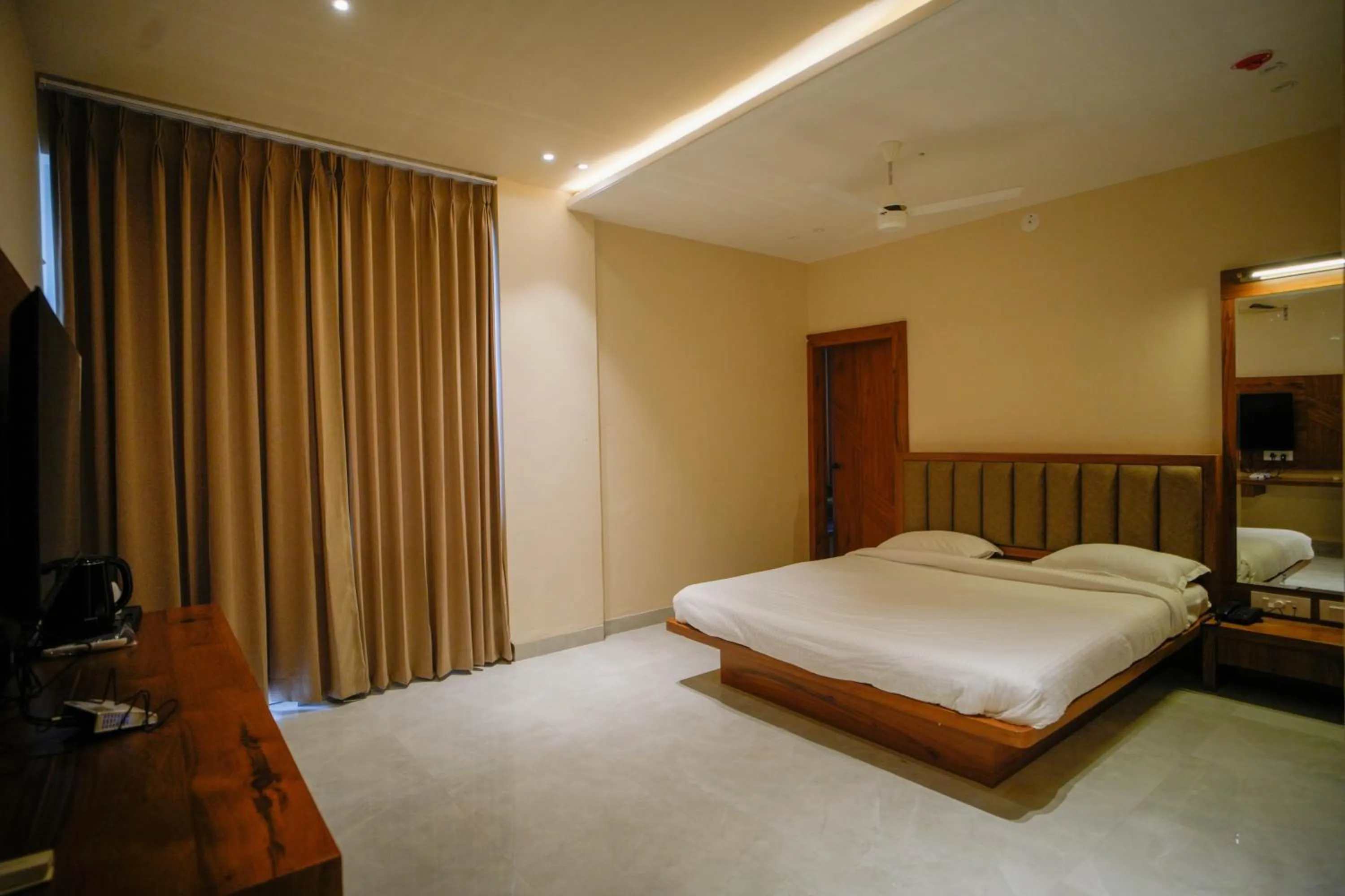 Photo of the whole room, Bed in The Ekling Garh Hotel & Resort
