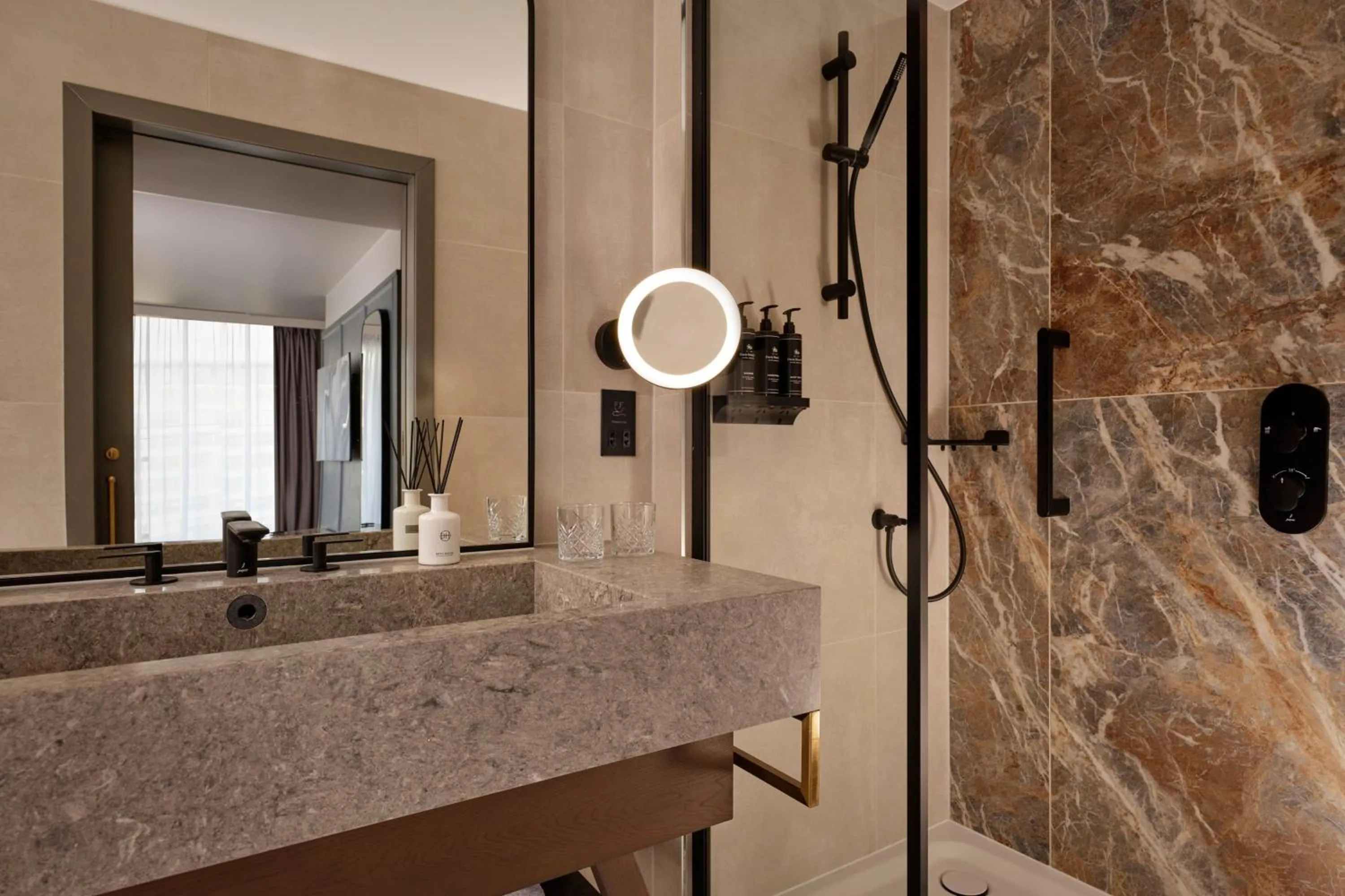 Toilet in The Reach at Piccadilly, Manchester, a Tribute Portfolio Hotel