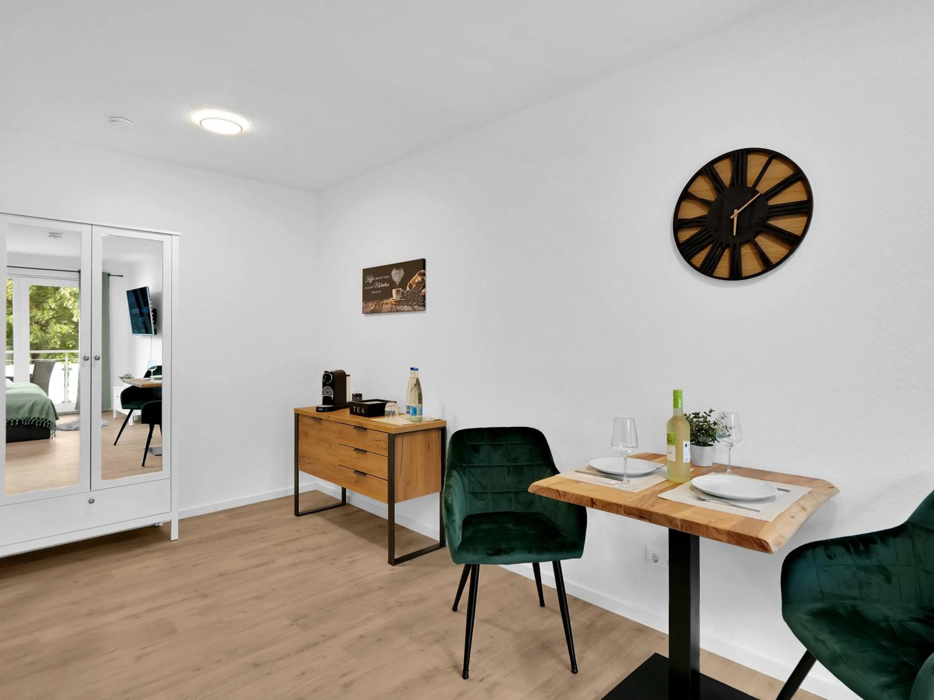 Seating area in INhome Studio Apartment - Küche - Parken - TV