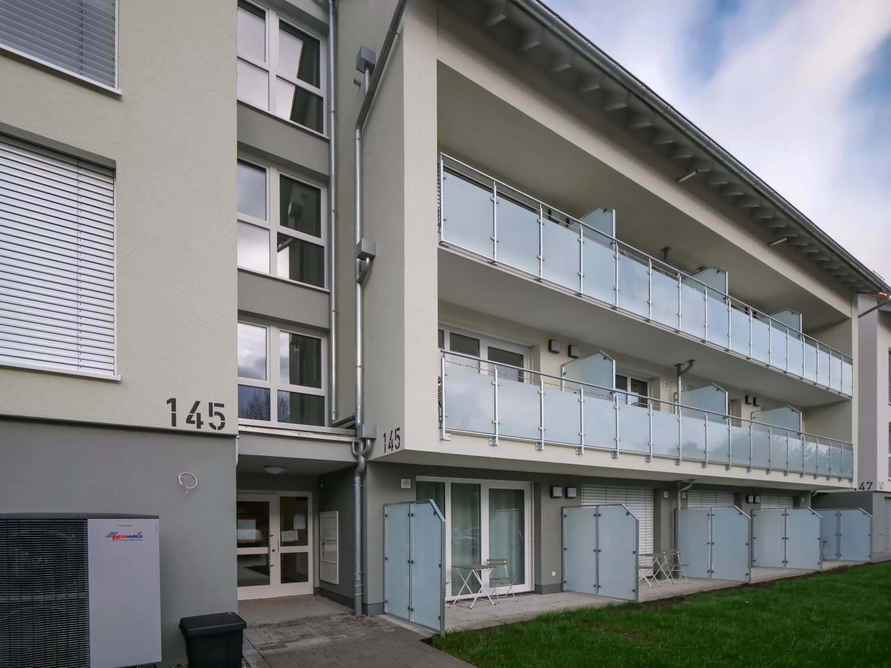 Property building in INhome Studio Apartment - Küche - Parken - TV