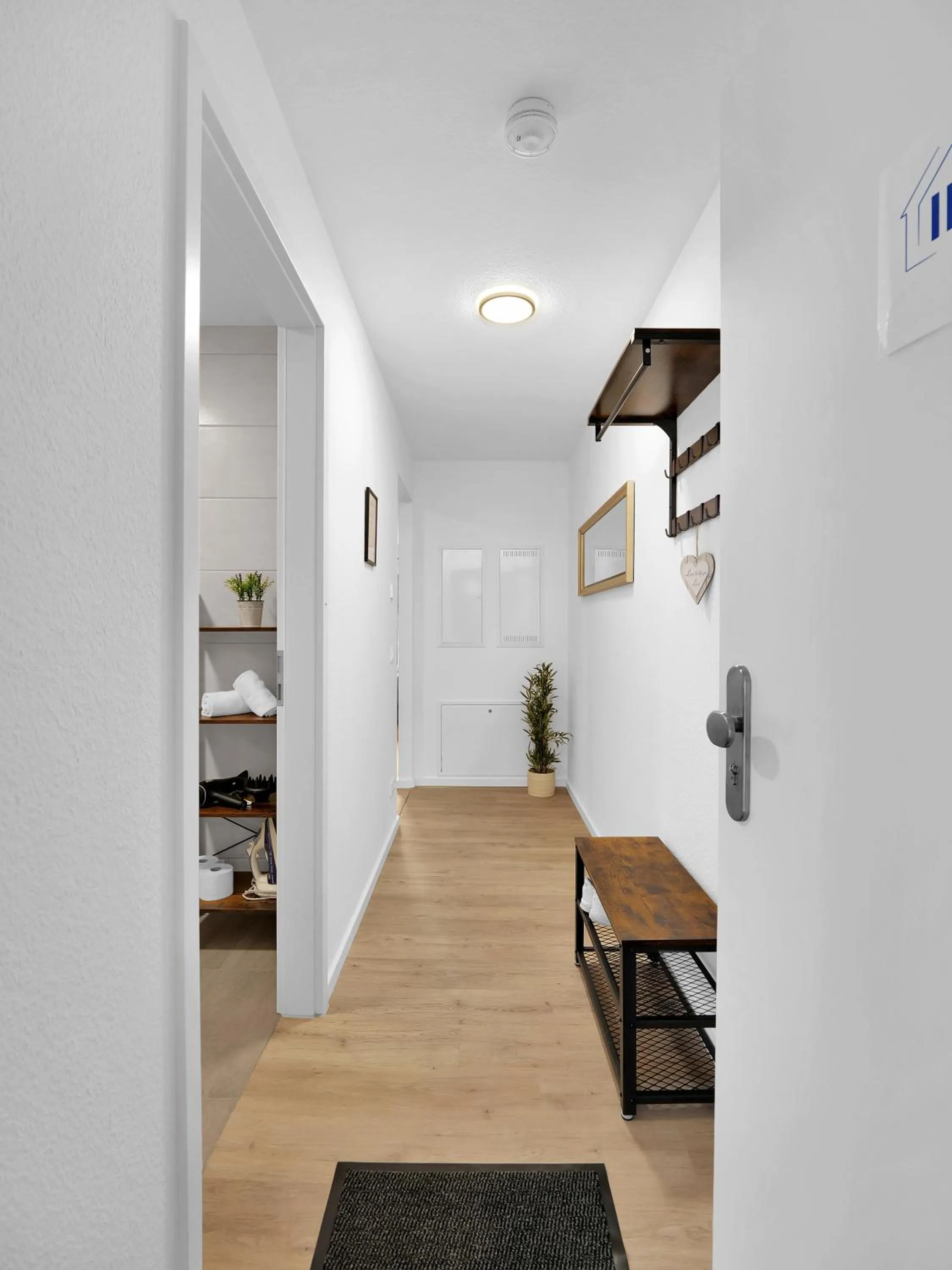 Facade/entrance in INhome Studio Apartment - Küche - Parken - TV