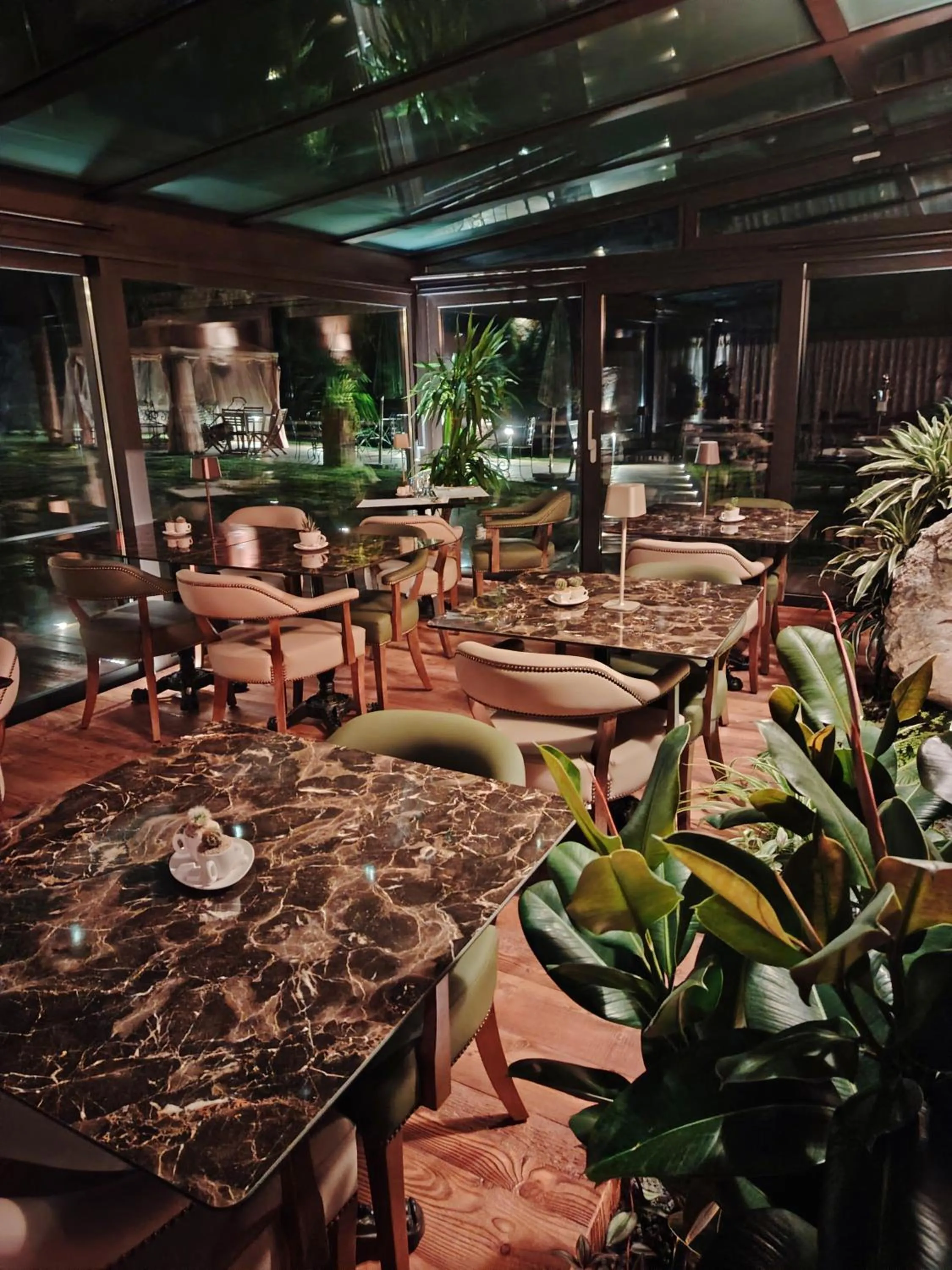 Restaurant/places to eat in Chalet BRAGARD-Boutique Chalet & SPA