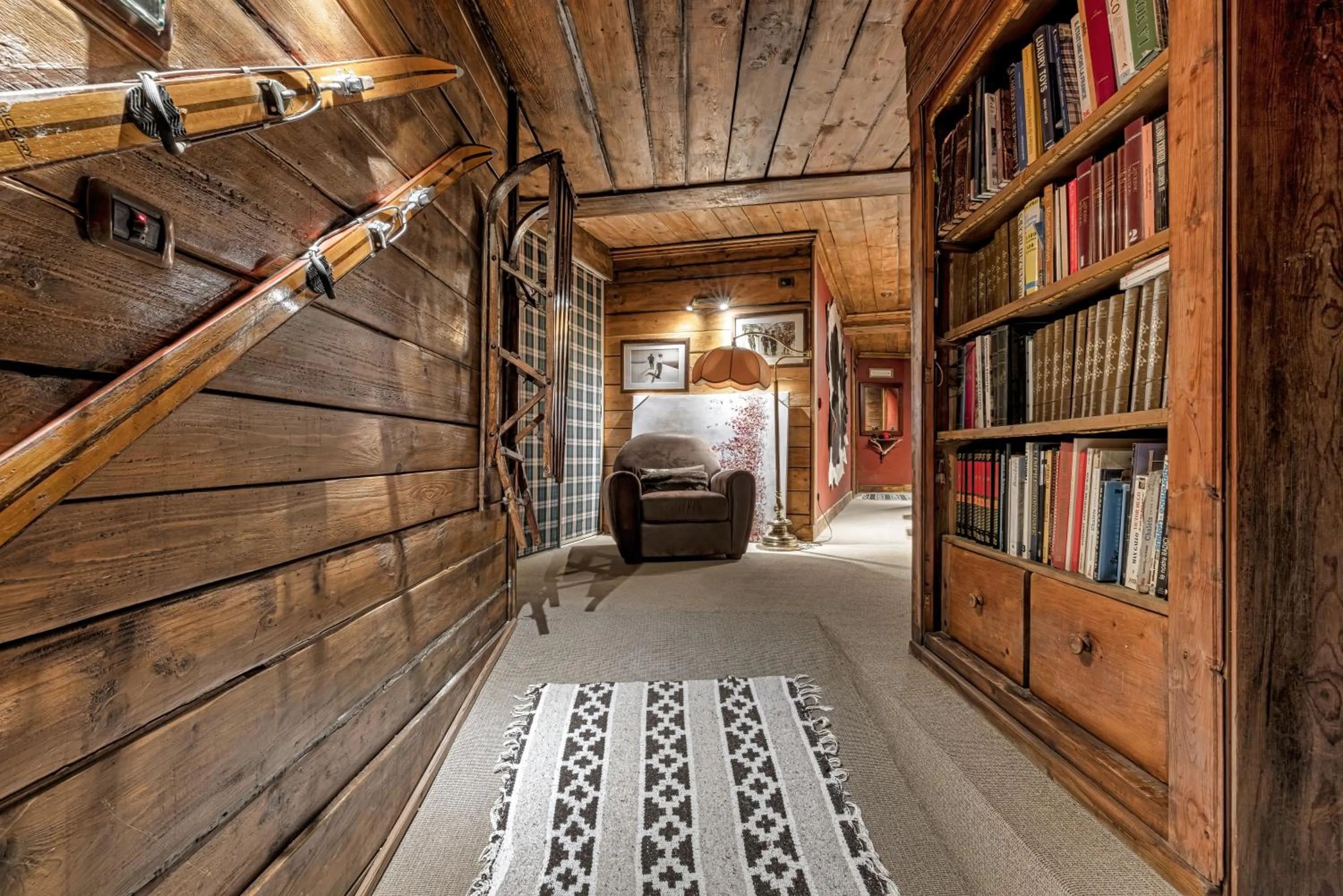 Library in Chalet BRAGARD-Boutique Chalet & SPA