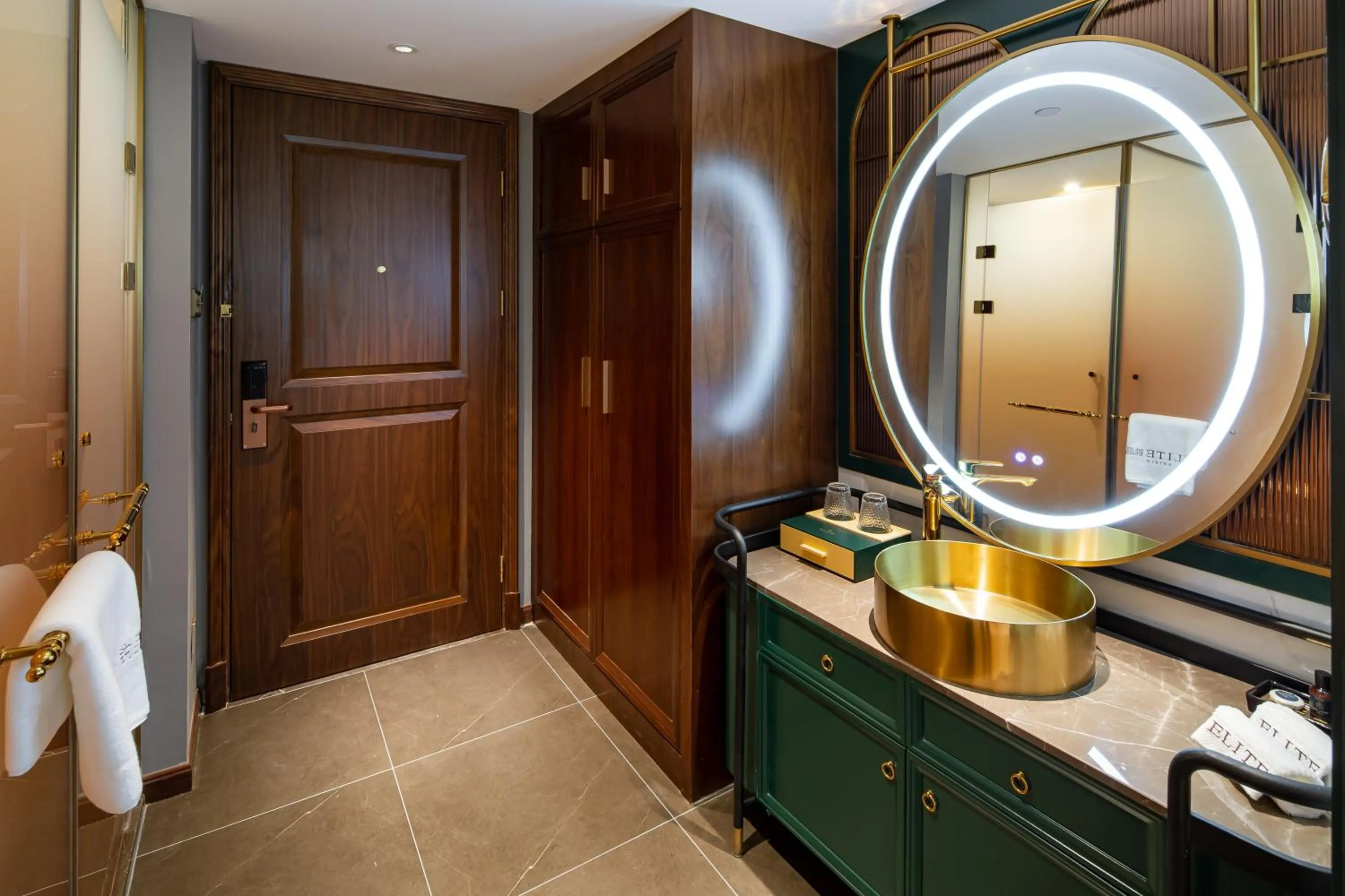 Toilet in ELITE International Hotel Taikoo Hui Plaza Gangding Metro Station Branch