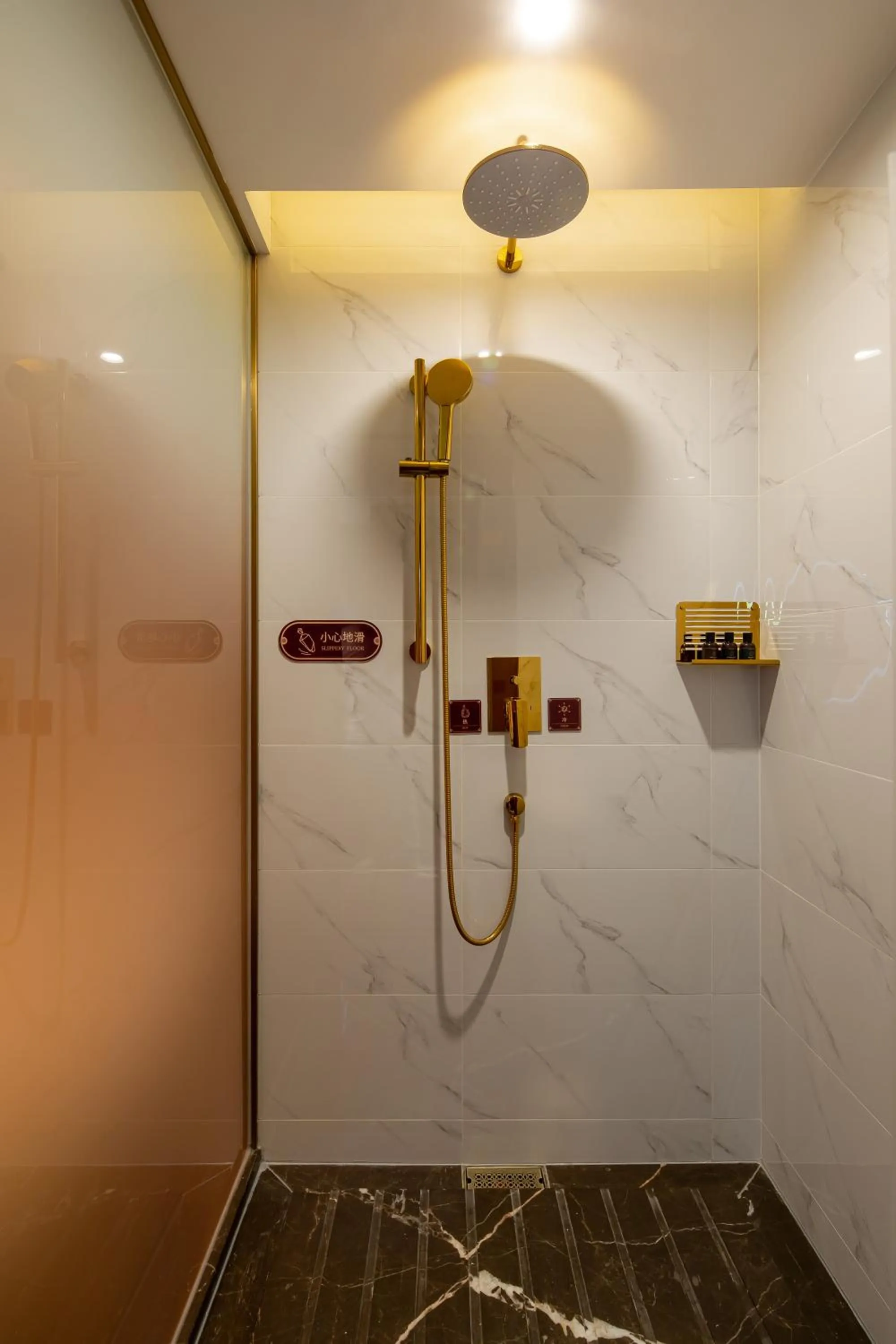Shower in ELITE International Hotel Taikoo Hui Plaza Gangding Metro Station Branch