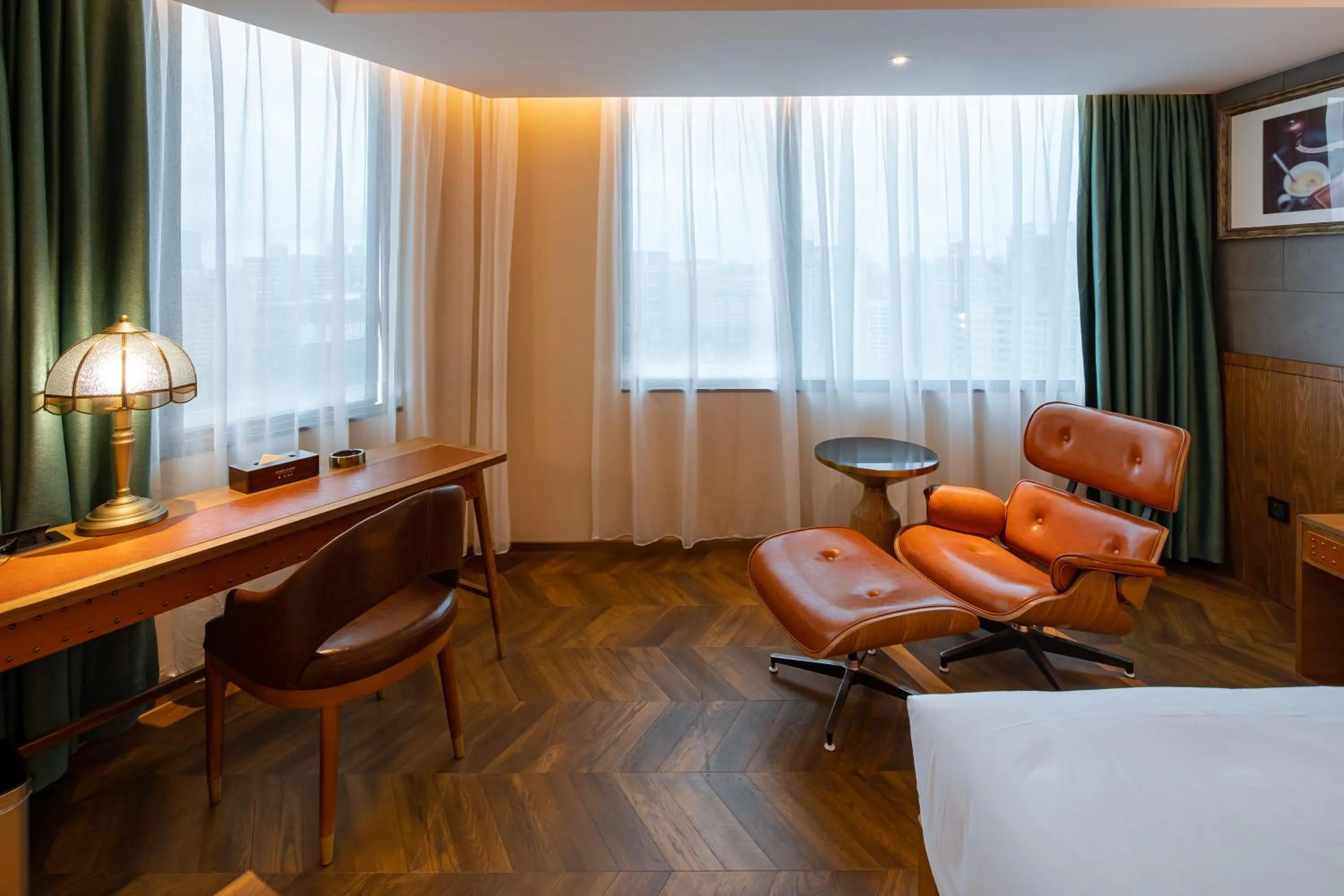 Seating area in ELITE International Hotel Taikoo Hui Plaza Gangding Metro Station Branch