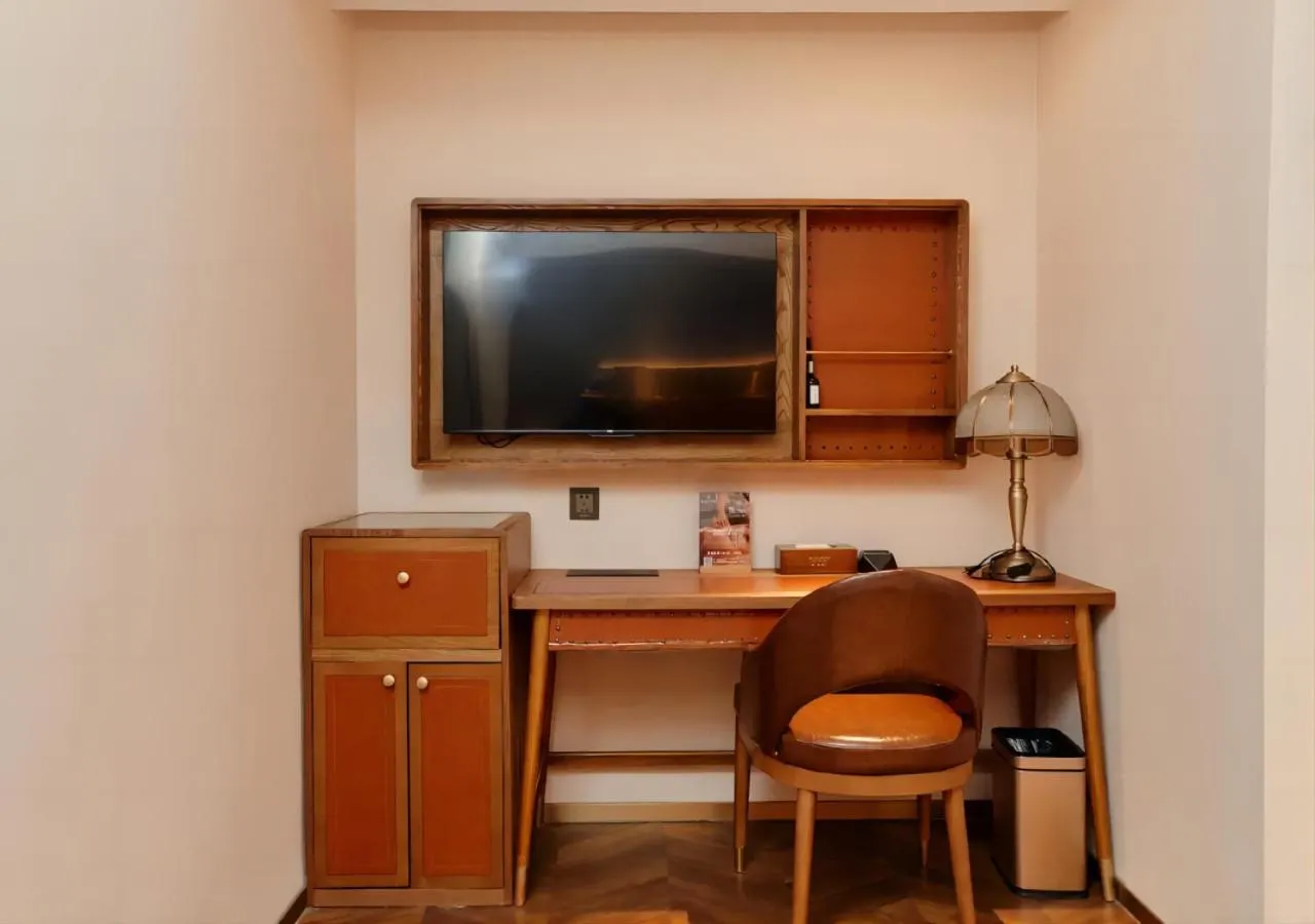TV and multimedia in ELITE International Hotel Taikoo Hui Plaza Gangding Metro Station Branch