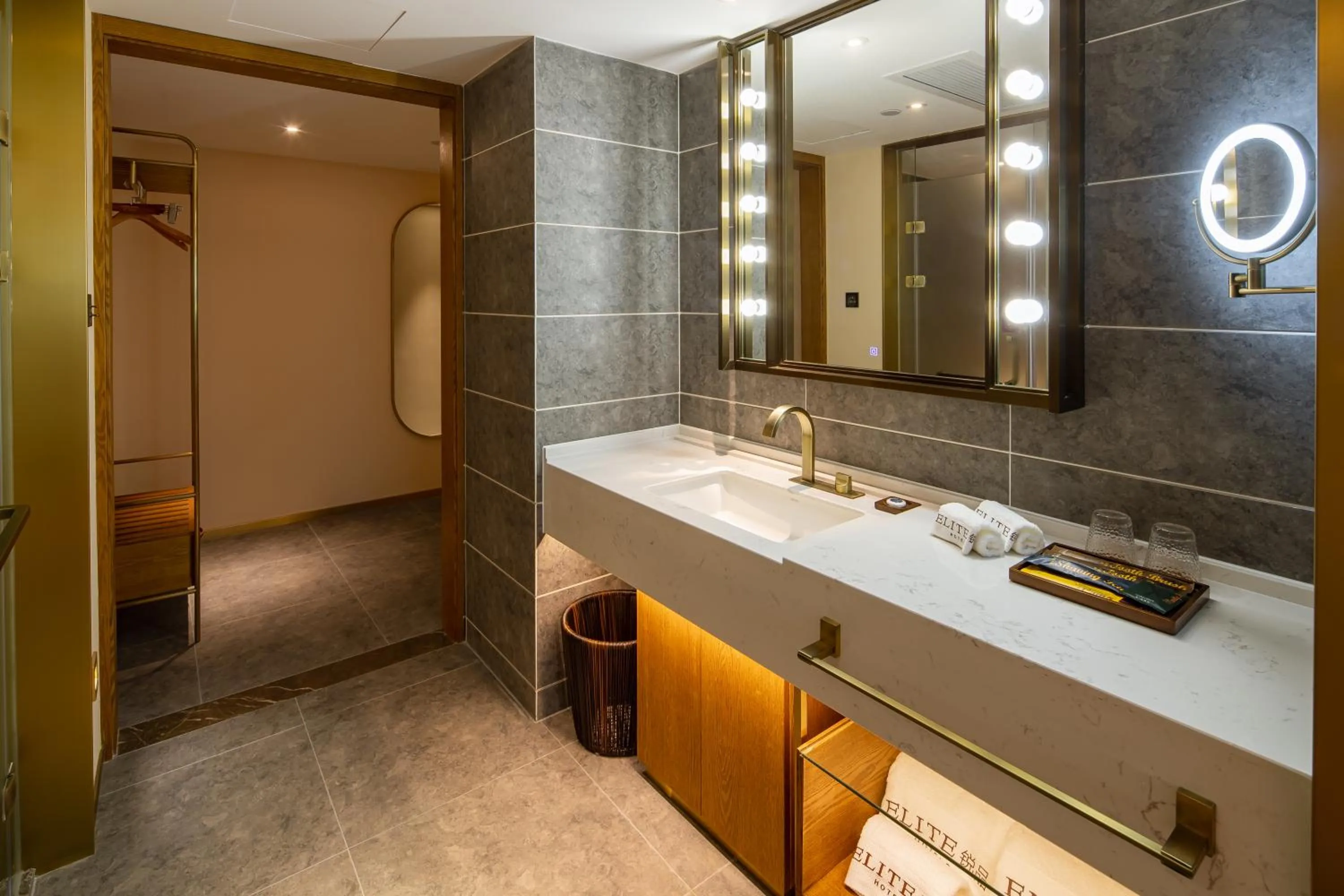 Toilet in ELITE International Hotel Taikoo Hui Plaza Gangding Metro Station Branch