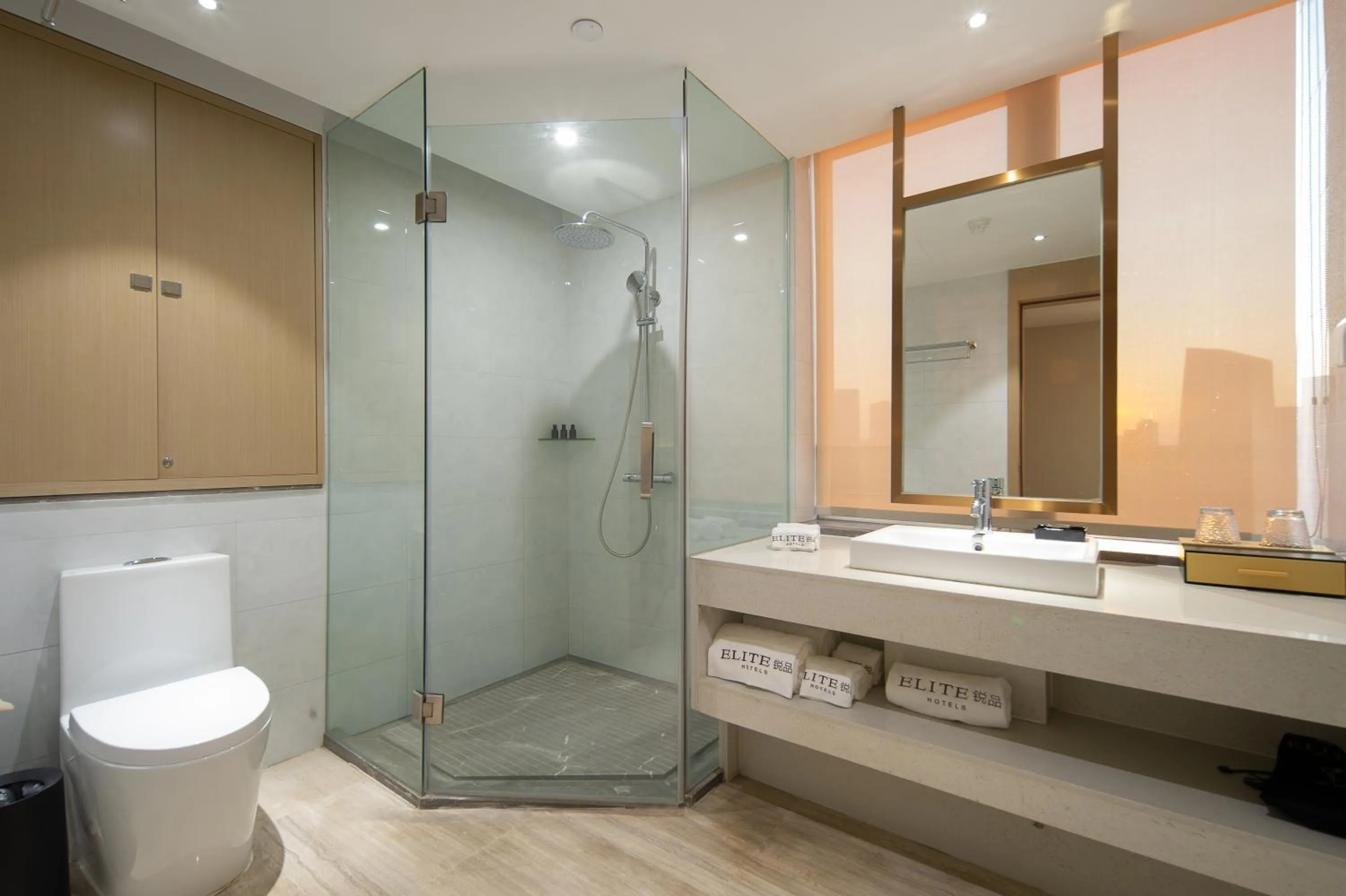 Shower in ELITE International Hotel Taikoo Hui Plaza Gangding Metro Station Branch