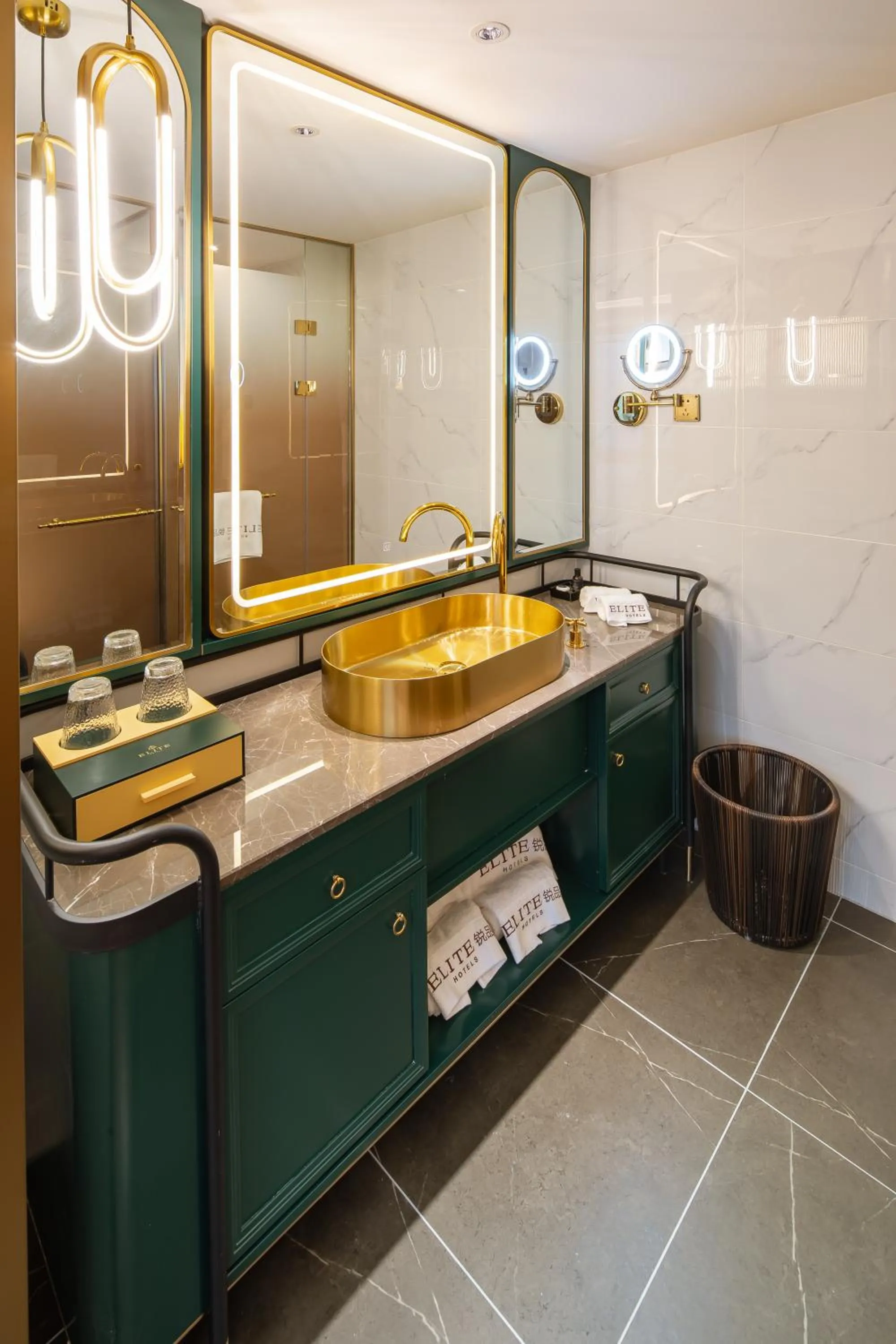 Toilet in ELITE International Hotel Taikoo Hui Plaza Gangding Metro Station Branch