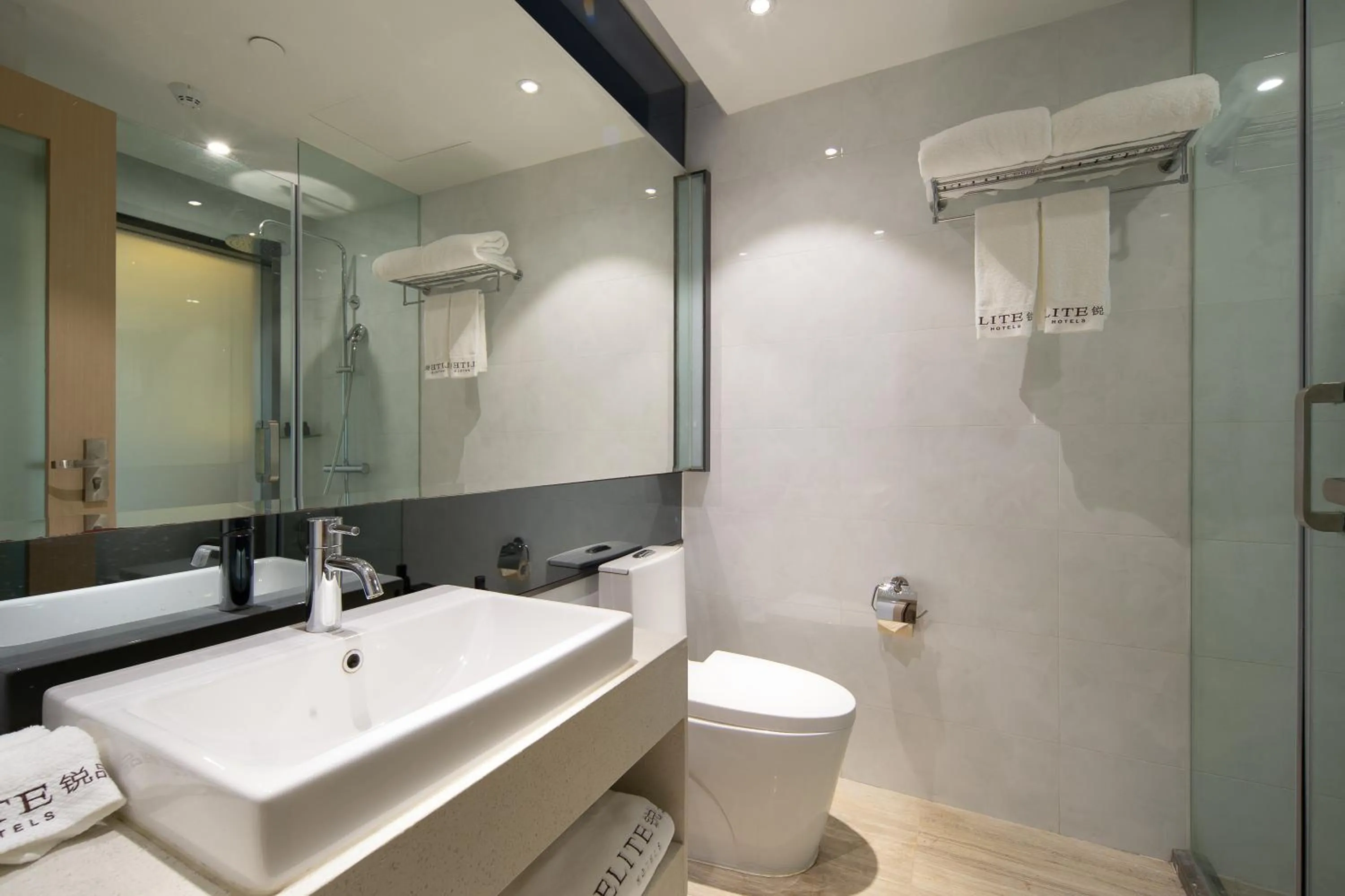 Shower in ELITE International Hotel Taikoo Hui Plaza Gangding Metro Station Branch